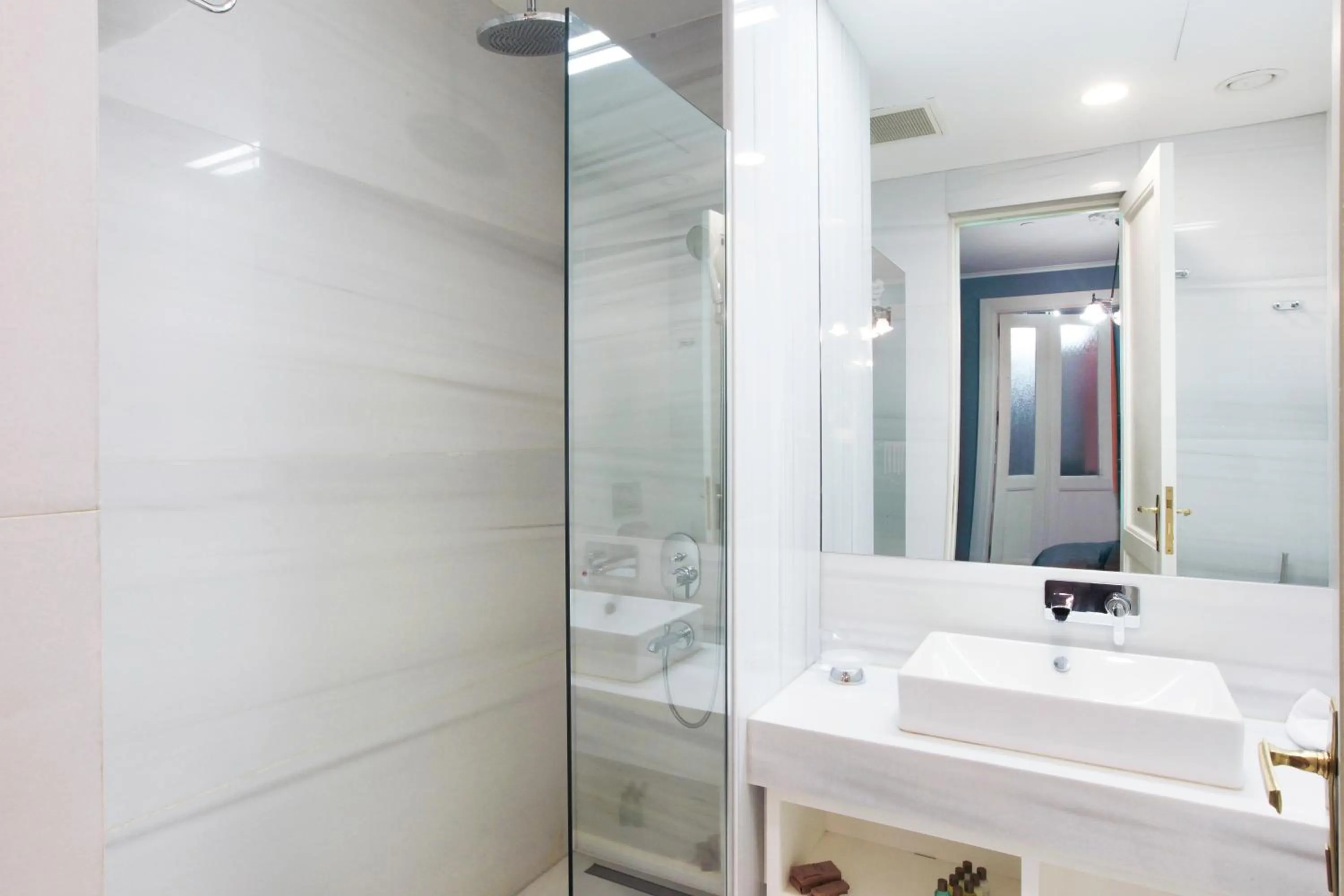 Shower in Lina Hotel Taksim Pera