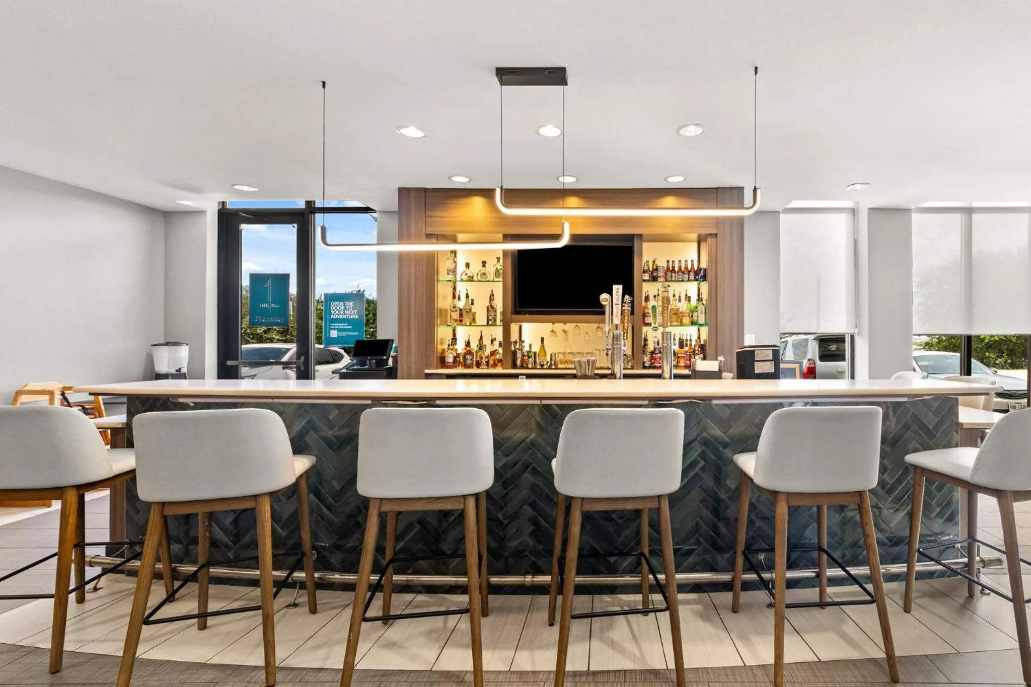 Lounge or bar in Holiday Inn Austin North by IHG