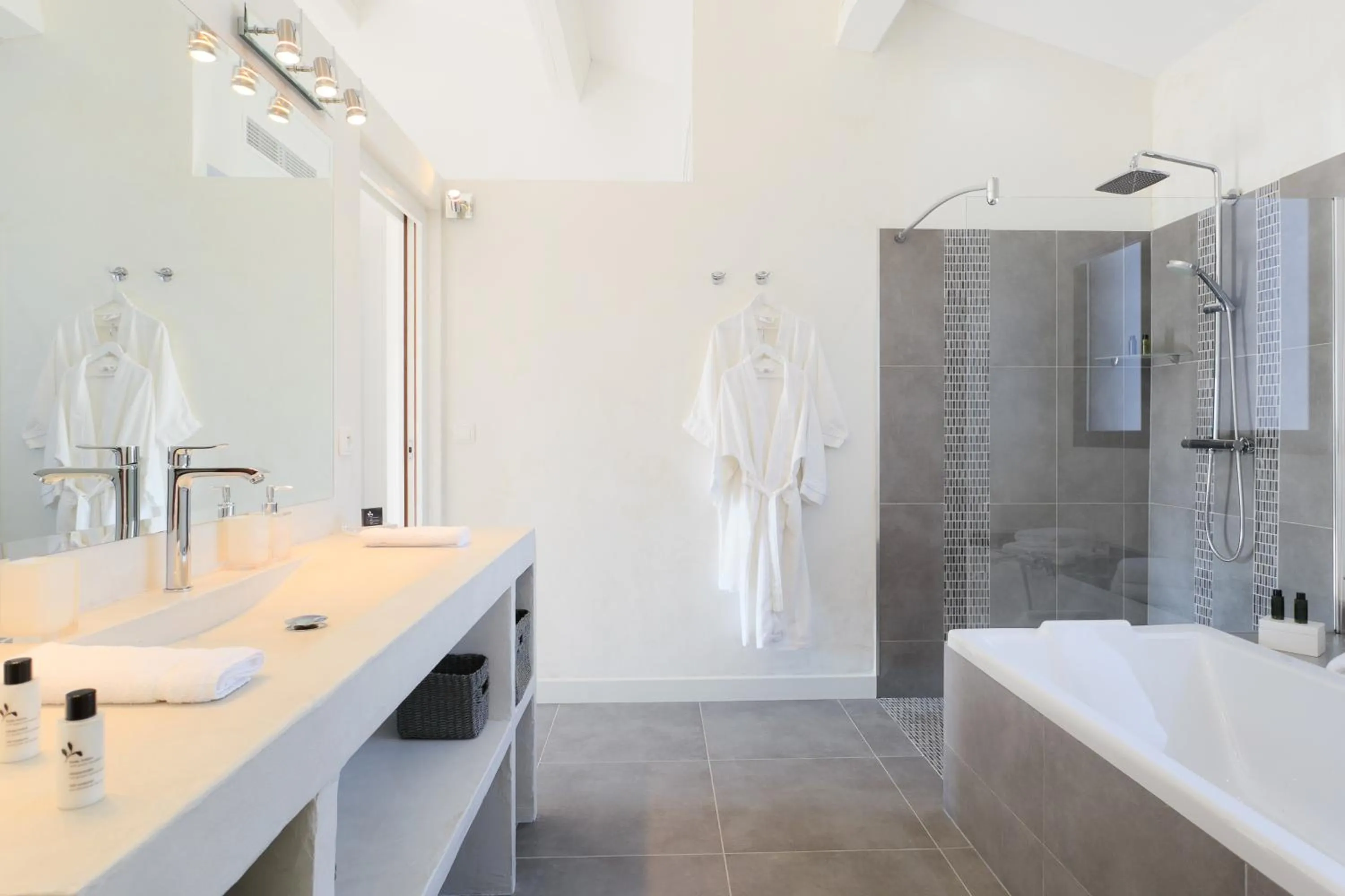 Shower in Château Rasque - Teritoria