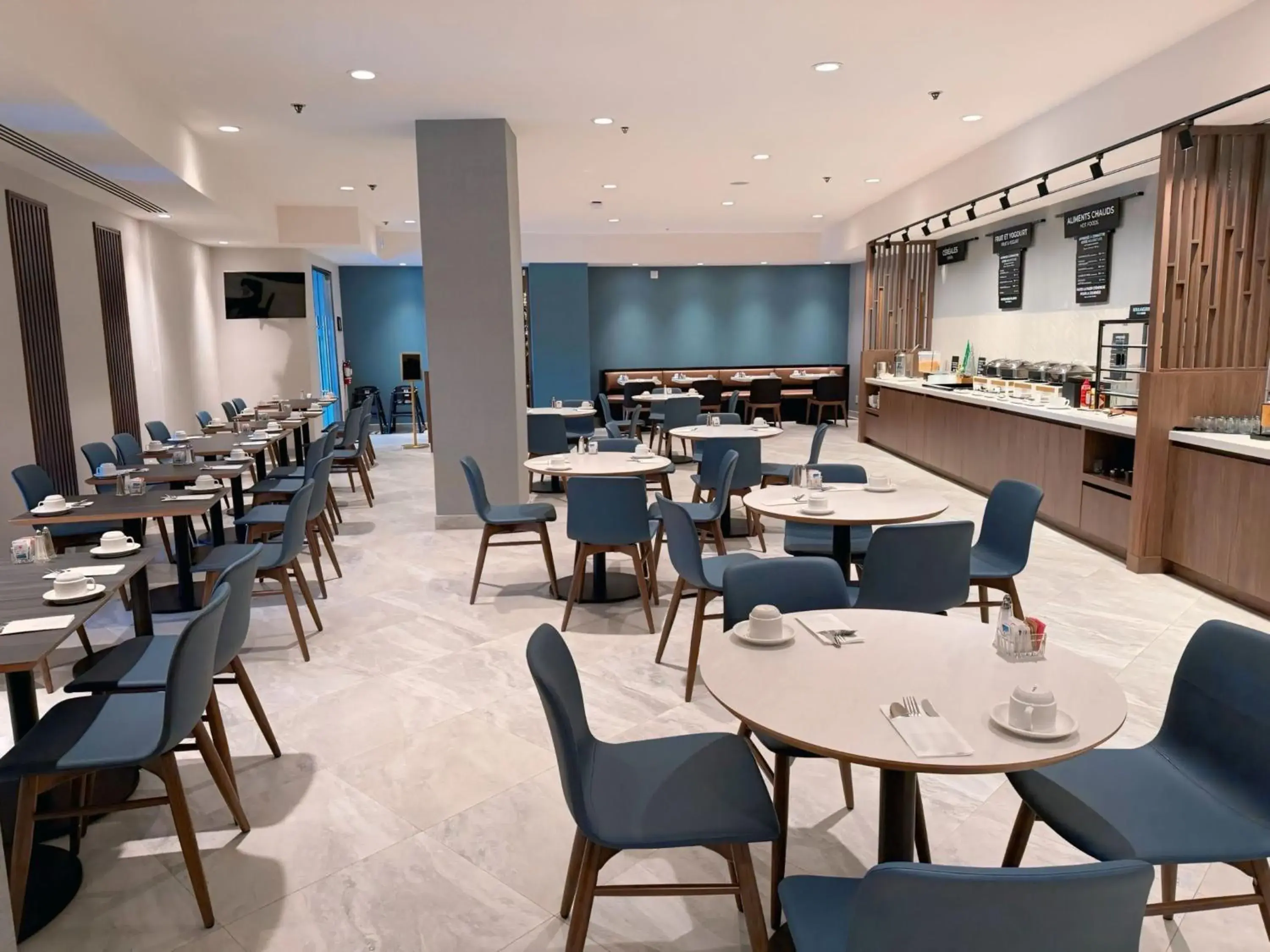 Restaurant/places to eat in Holiday Inn Laval Montreal by IHG Restaurant/places to eat in Holiday Inn Laval Montreal by IHG
