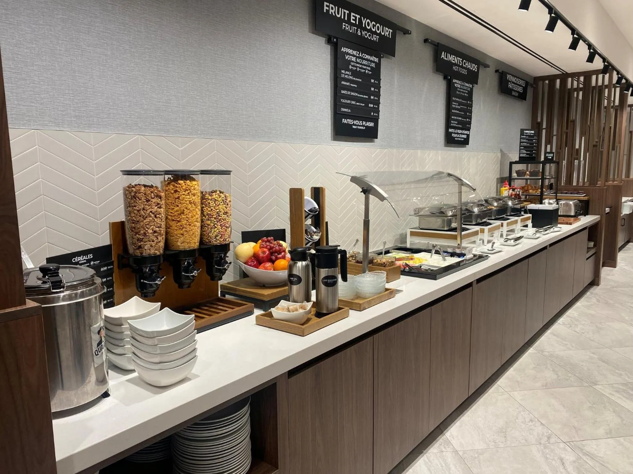 Restaurant/places to eat in Holiday Inn Laval Montreal by IHG