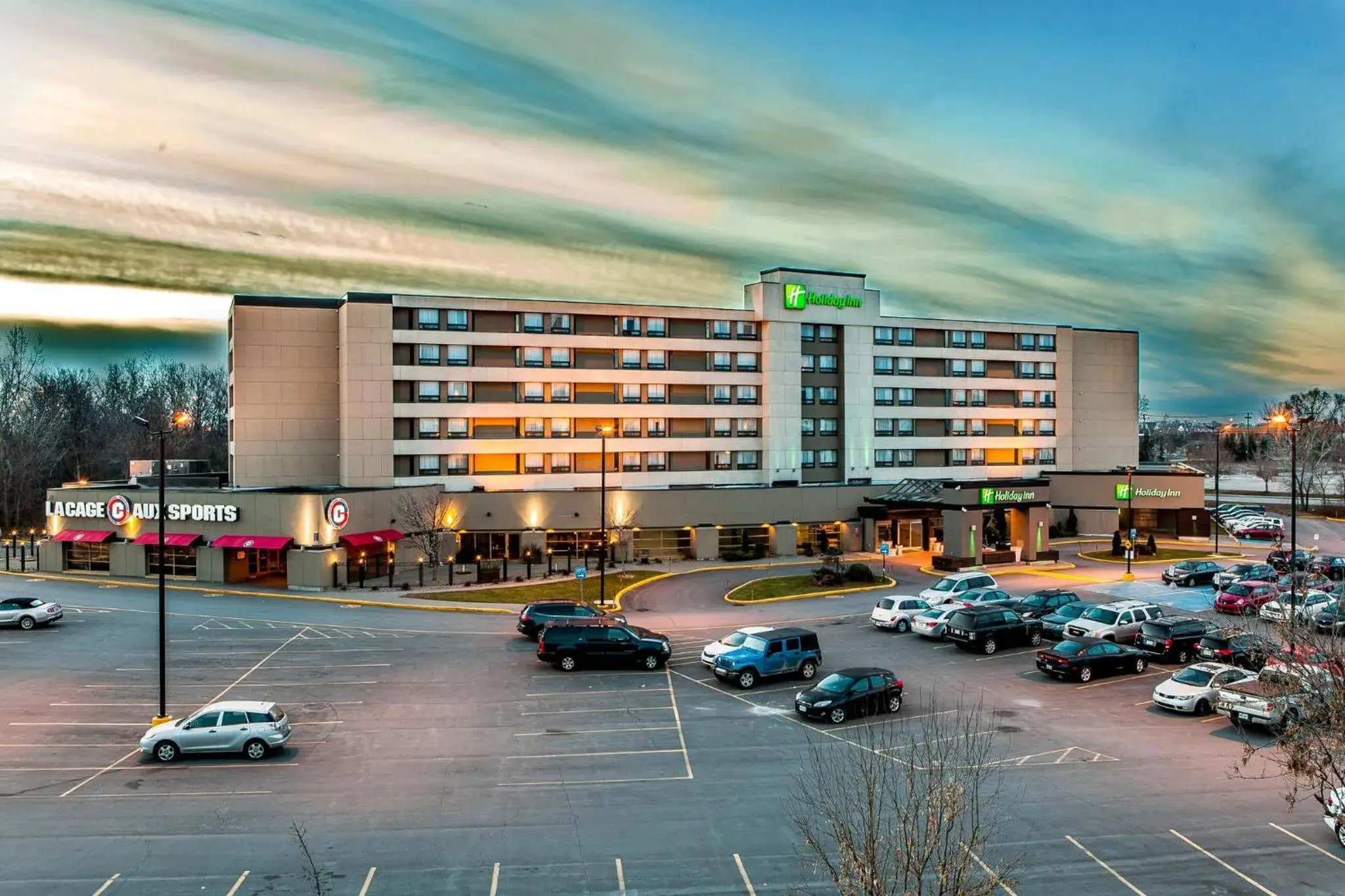 Property building in Holiday Inn Laval Montreal by IHG Property building in Holiday Inn Laval Montreal by IHG