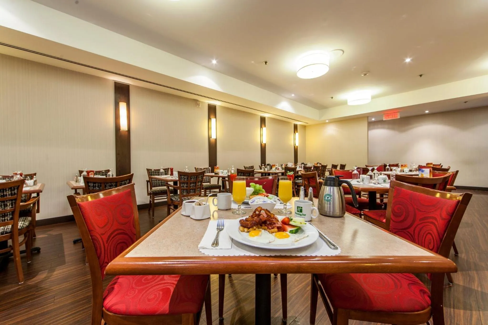 Restaurant/places to eat in Holiday Inn Laval Montreal by IHG