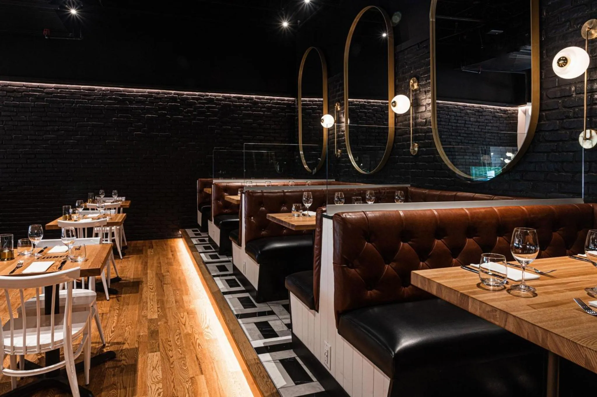 Restaurant/places to eat in Holiday Inn Laval Montreal by IHG