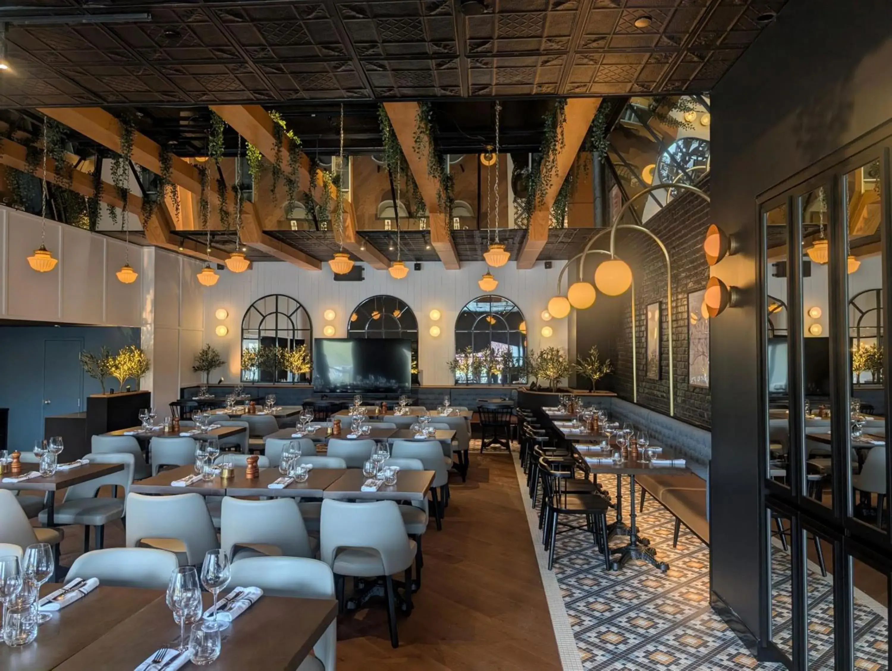 Restaurant/places to eat in Holiday Inn Laval Montreal by IHG Restaurant/places to eat in Holiday Inn Laval Montreal by IHG