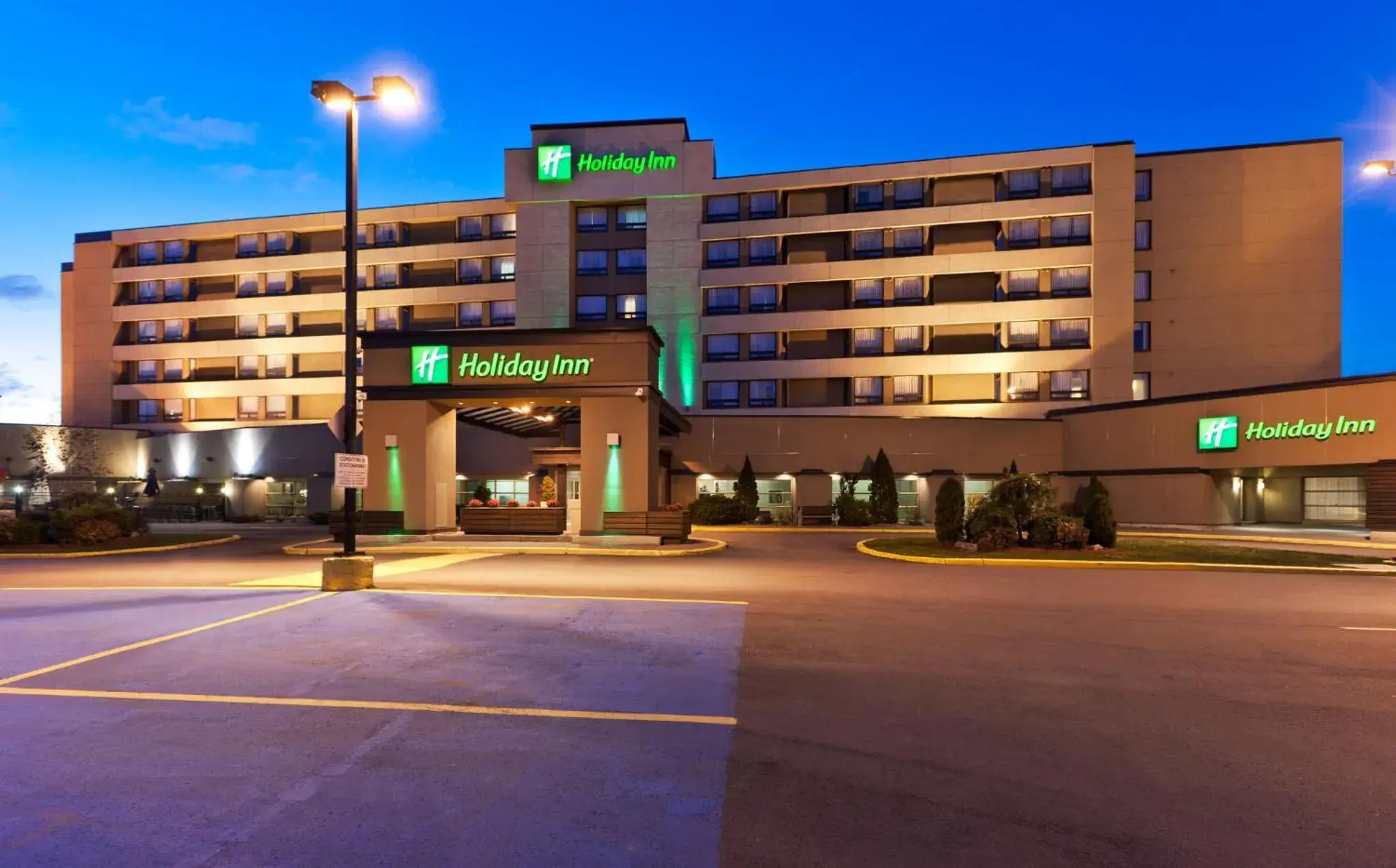 Property building in Holiday Inn Laval Montreal by IHG Property building in Holiday Inn Laval Montreal by IHG