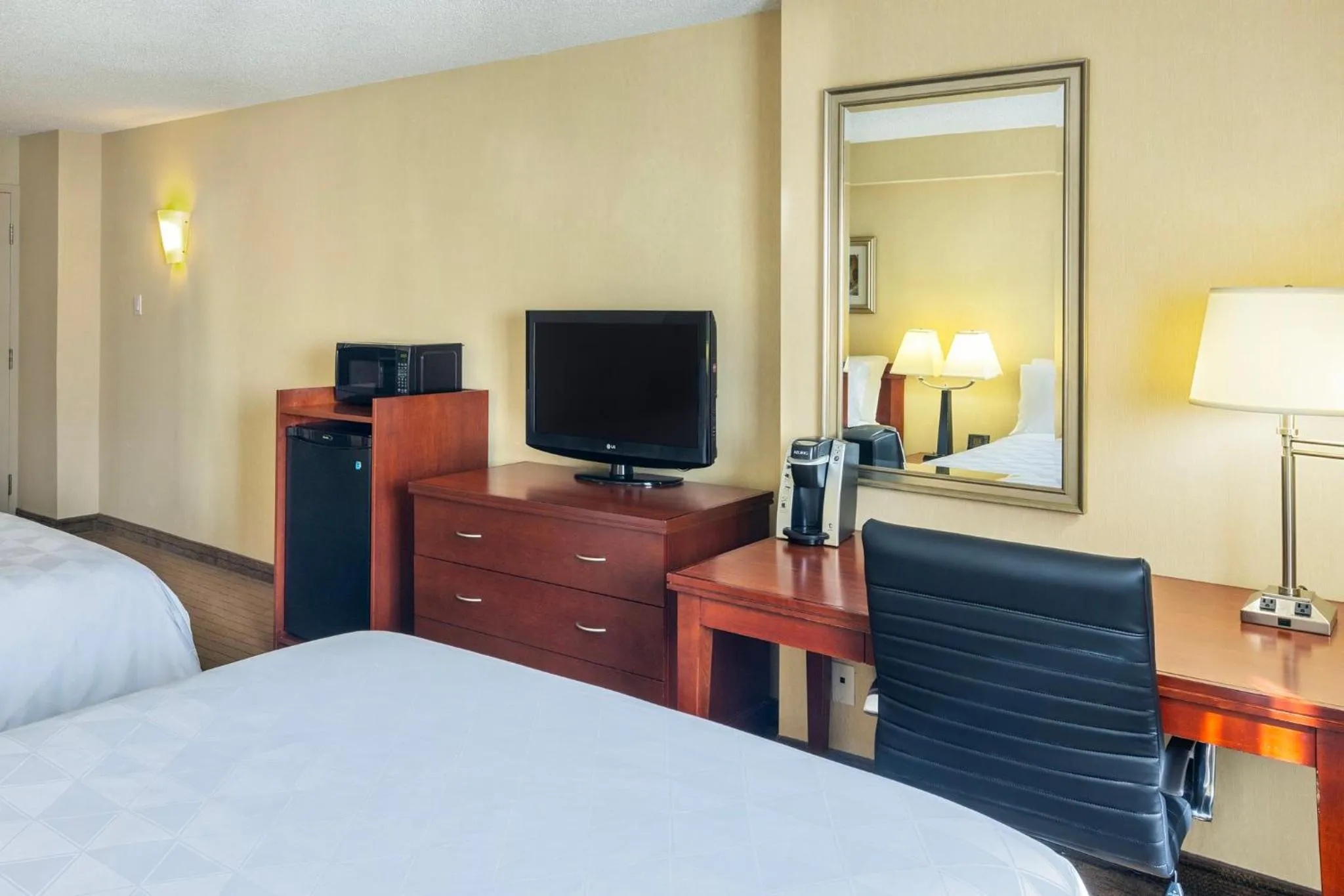 Photo of the whole room, Bed in Holiday Inn Laval Montreal by IHG