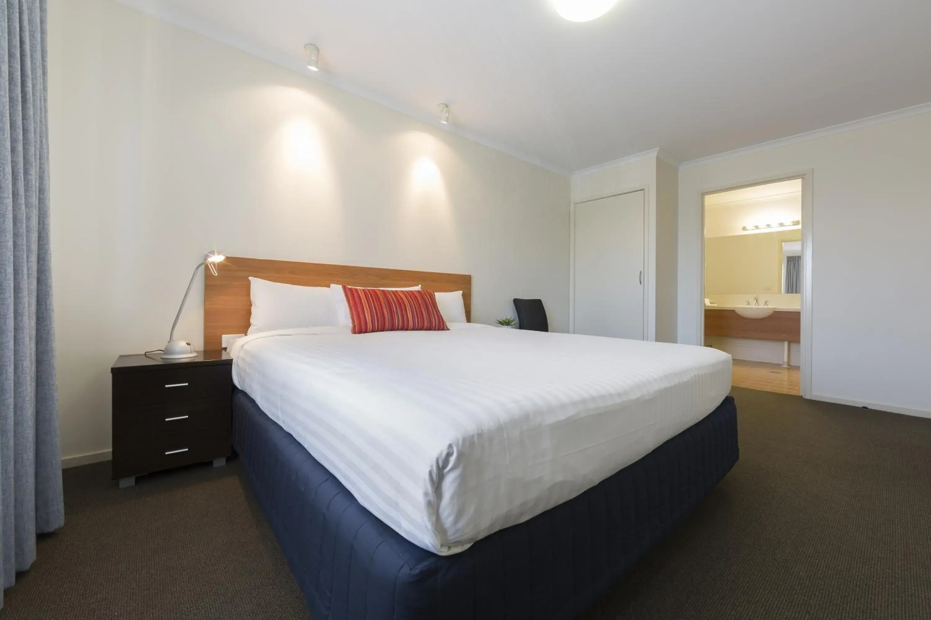 Bed in Ramada Encore by Wyndham Belconnen Canberra Bed in Ramada Encore by Wyndham Belconnen Canberra