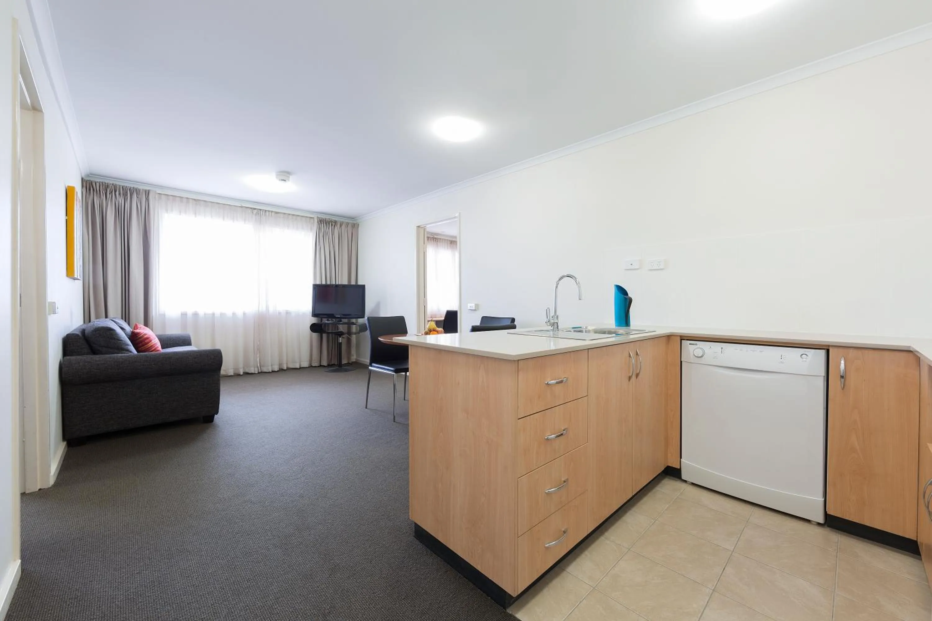 Kitchen or kitchenette in Ramada Encore by Wyndham Belconnen Canberra