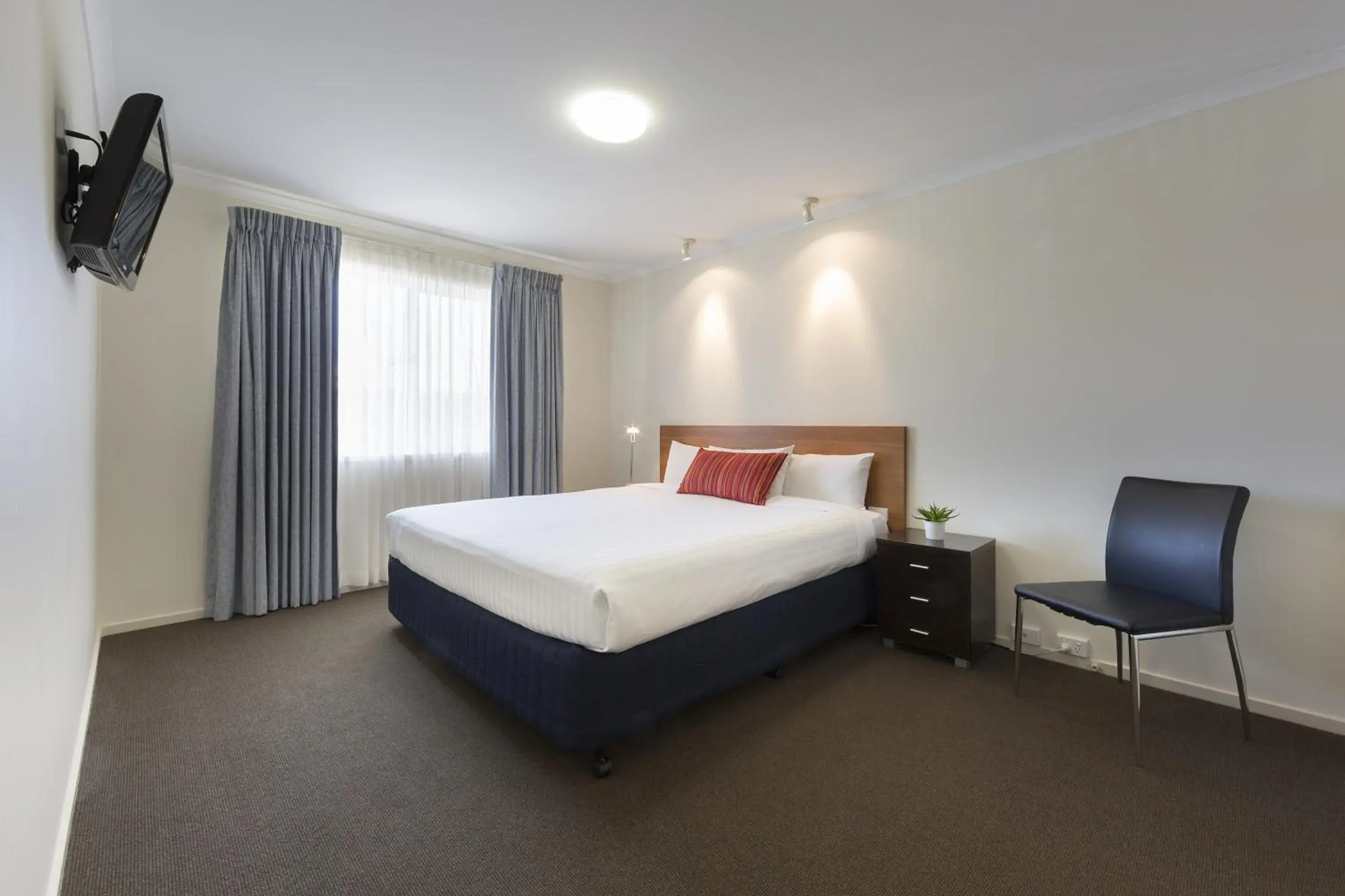 Bed in Ramada Encore by Wyndham Belconnen Canberra Bed in Ramada Encore by Wyndham Belconnen Canberra