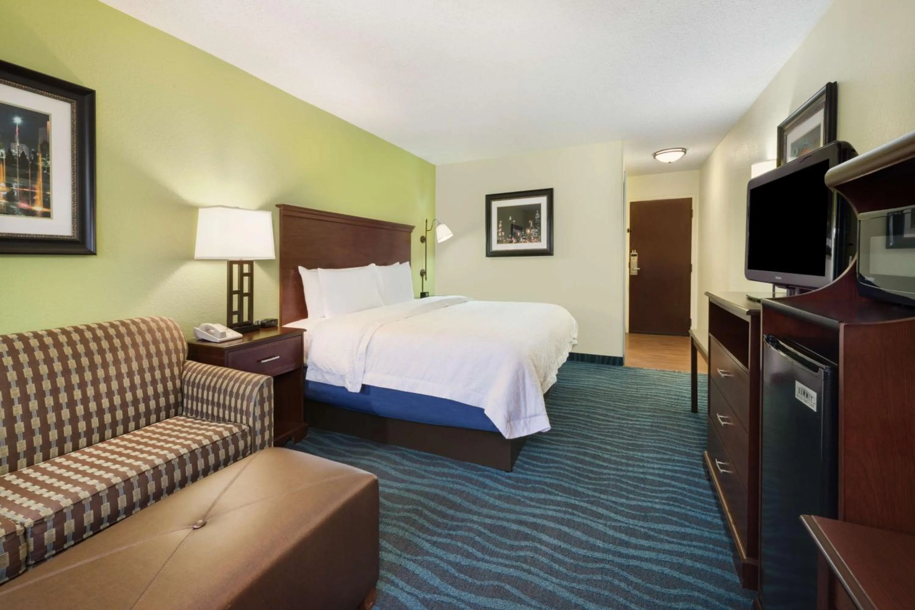Bedroom, Bed in Hampton Inn Atlanta Perimeter Center