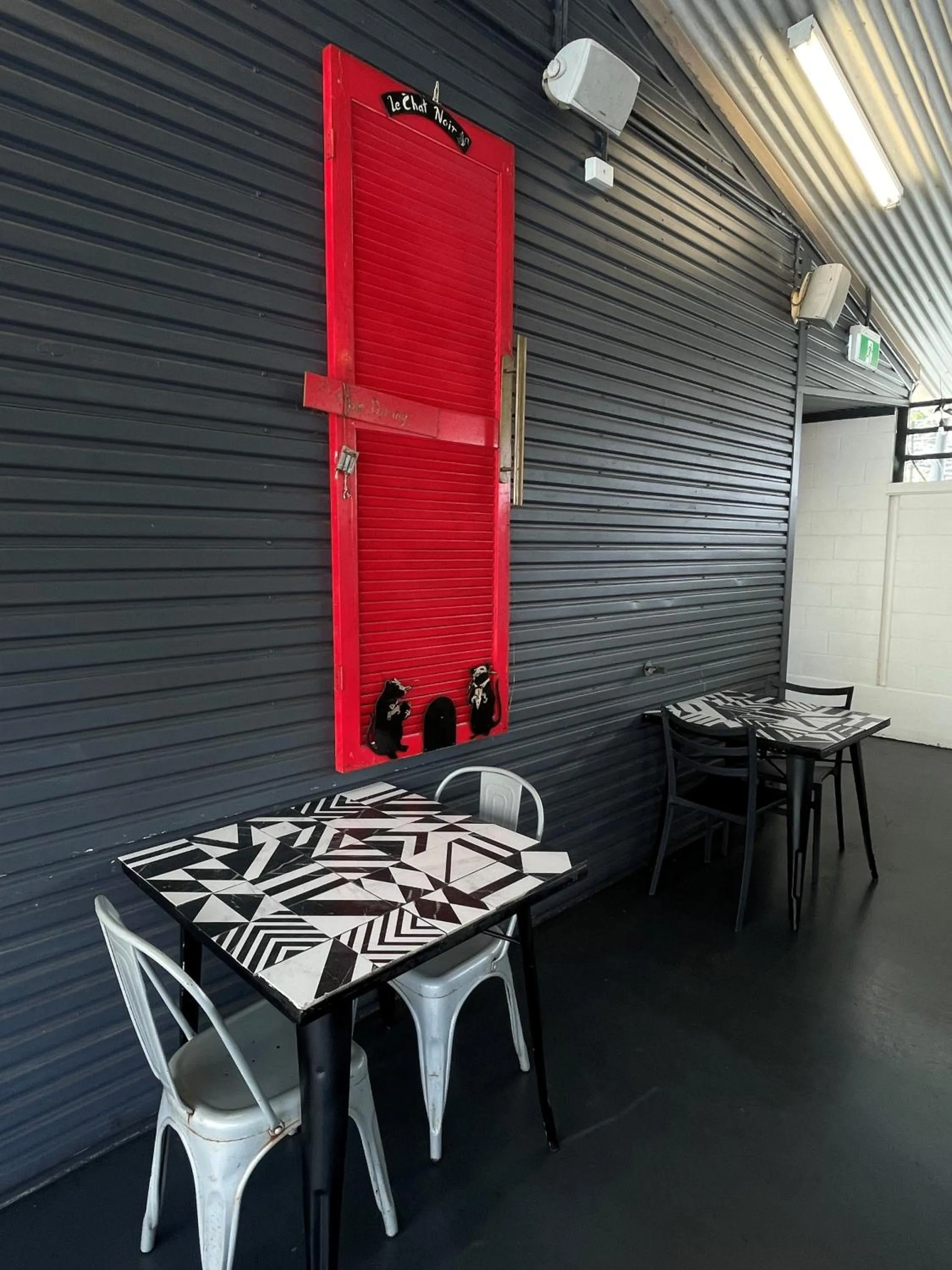 Dining area in Youth Shack Backpackers Darwin
