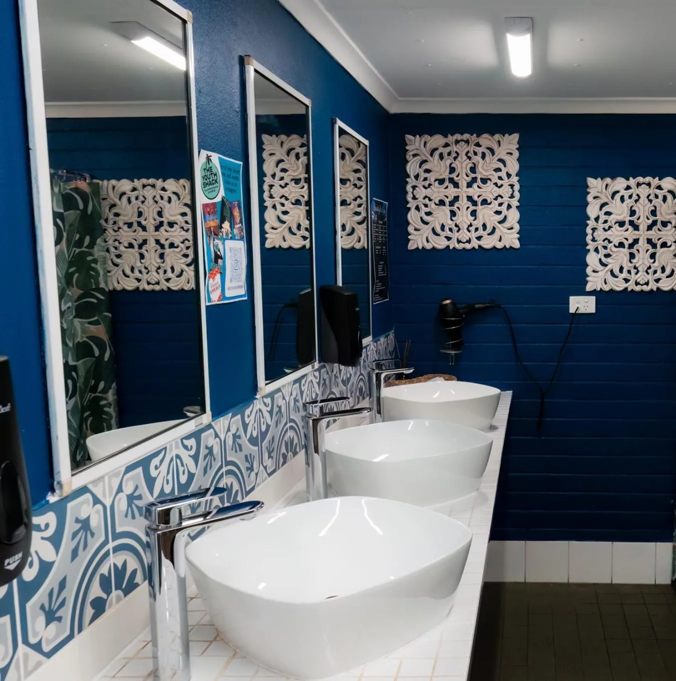 Bathroom in Youth Shack Backpackers Darwin