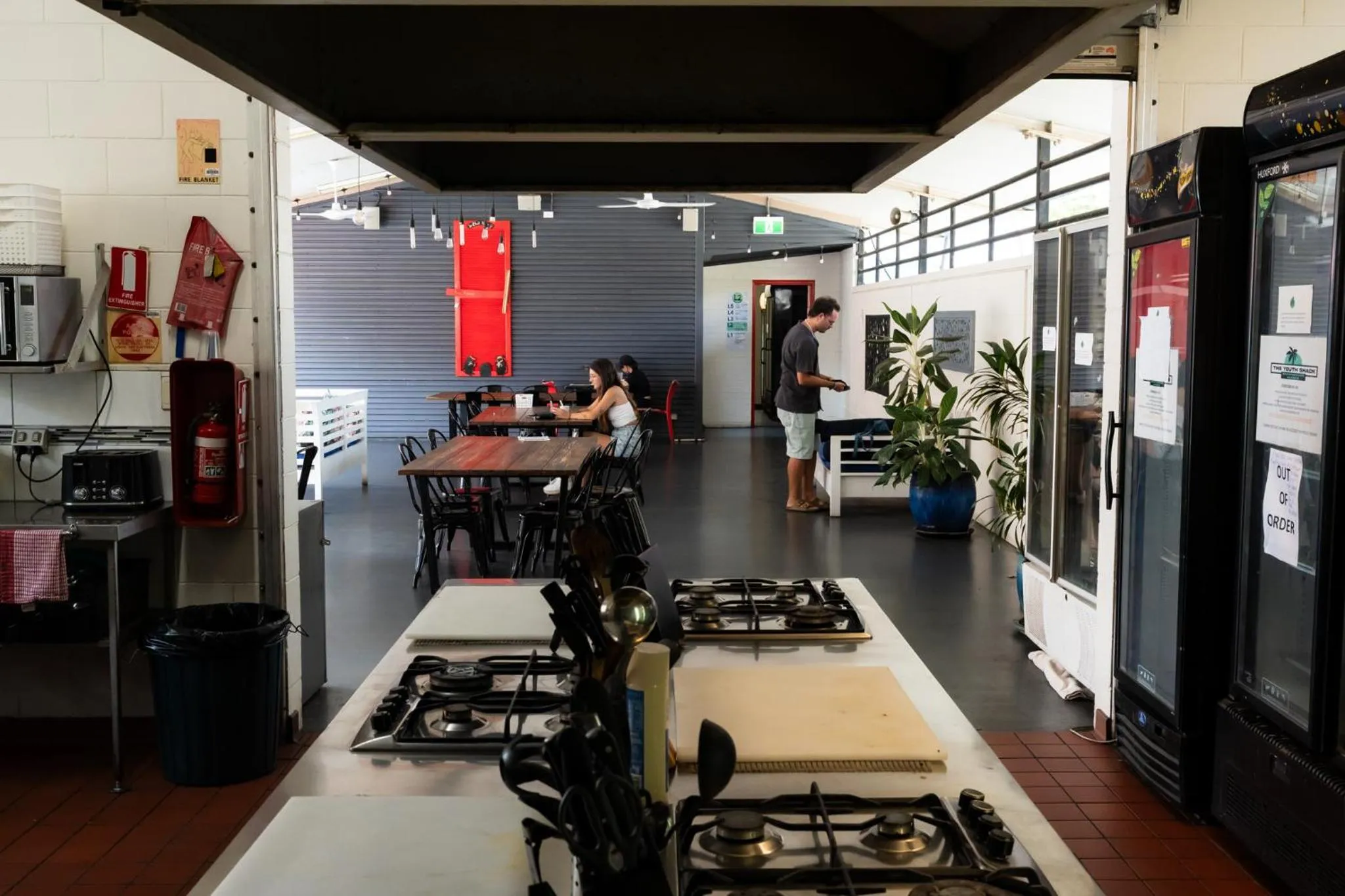 Communal kitchen in Youth Shack Backpackers Darwin