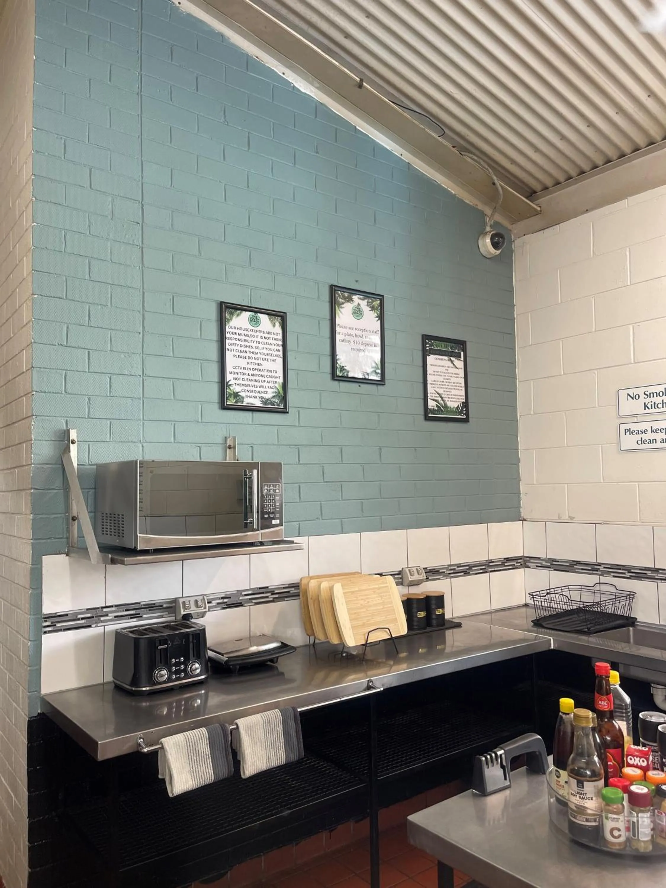 Communal kitchen in Youth Shack Backpackers Darwin