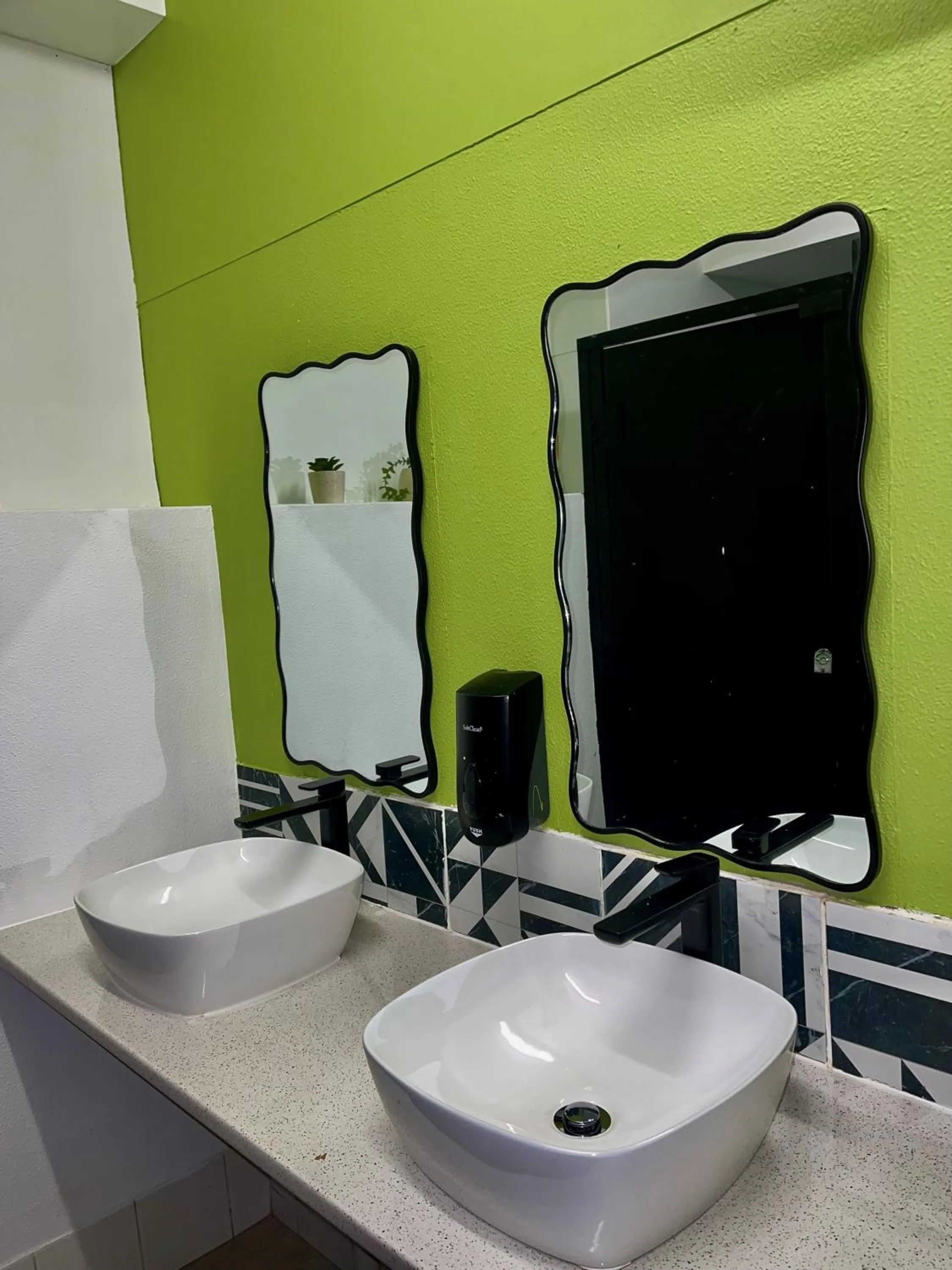 Bathroom in Youth Shack Backpackers Darwin