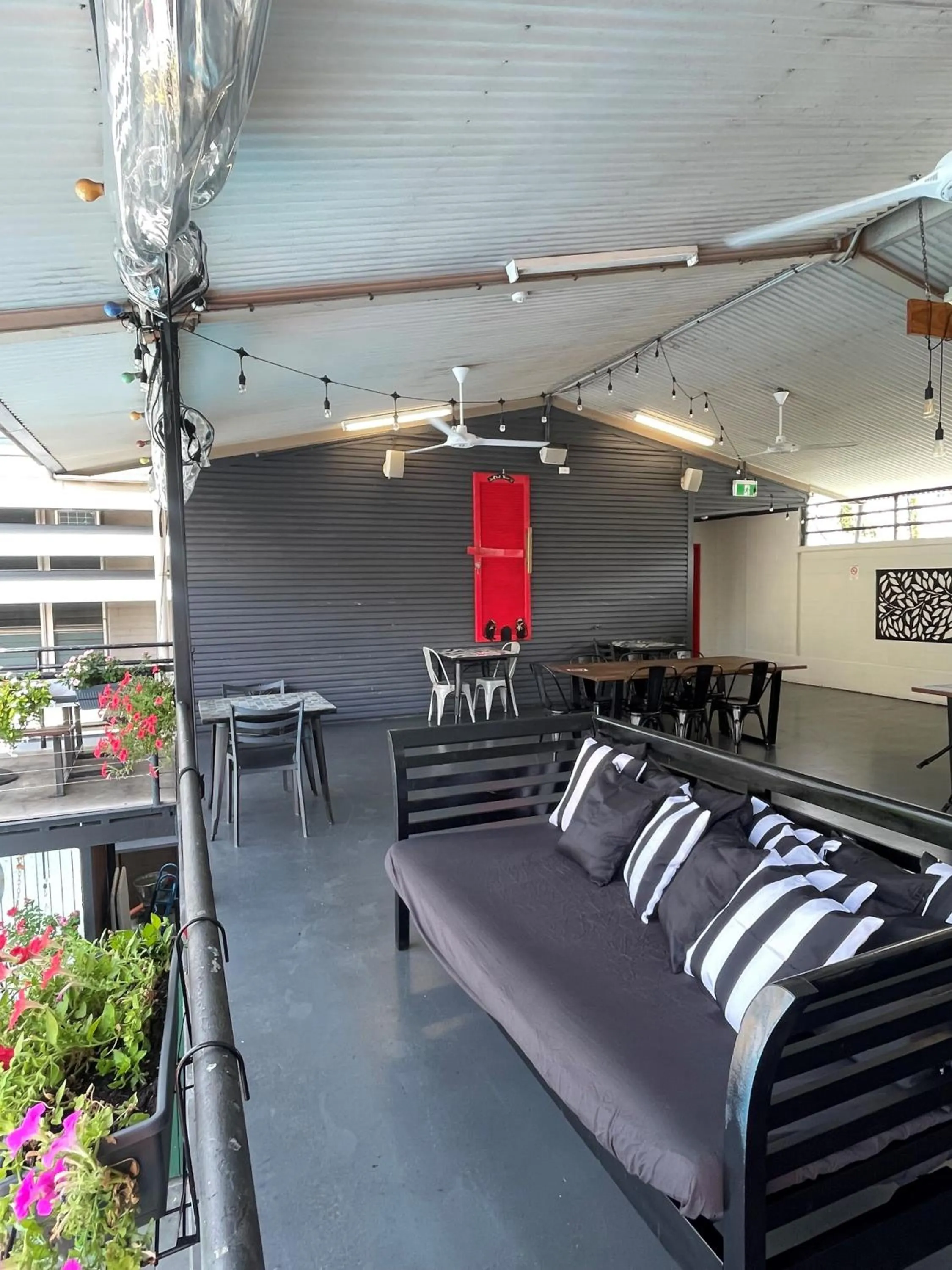 Dining area in Youth Shack Backpackers Darwin