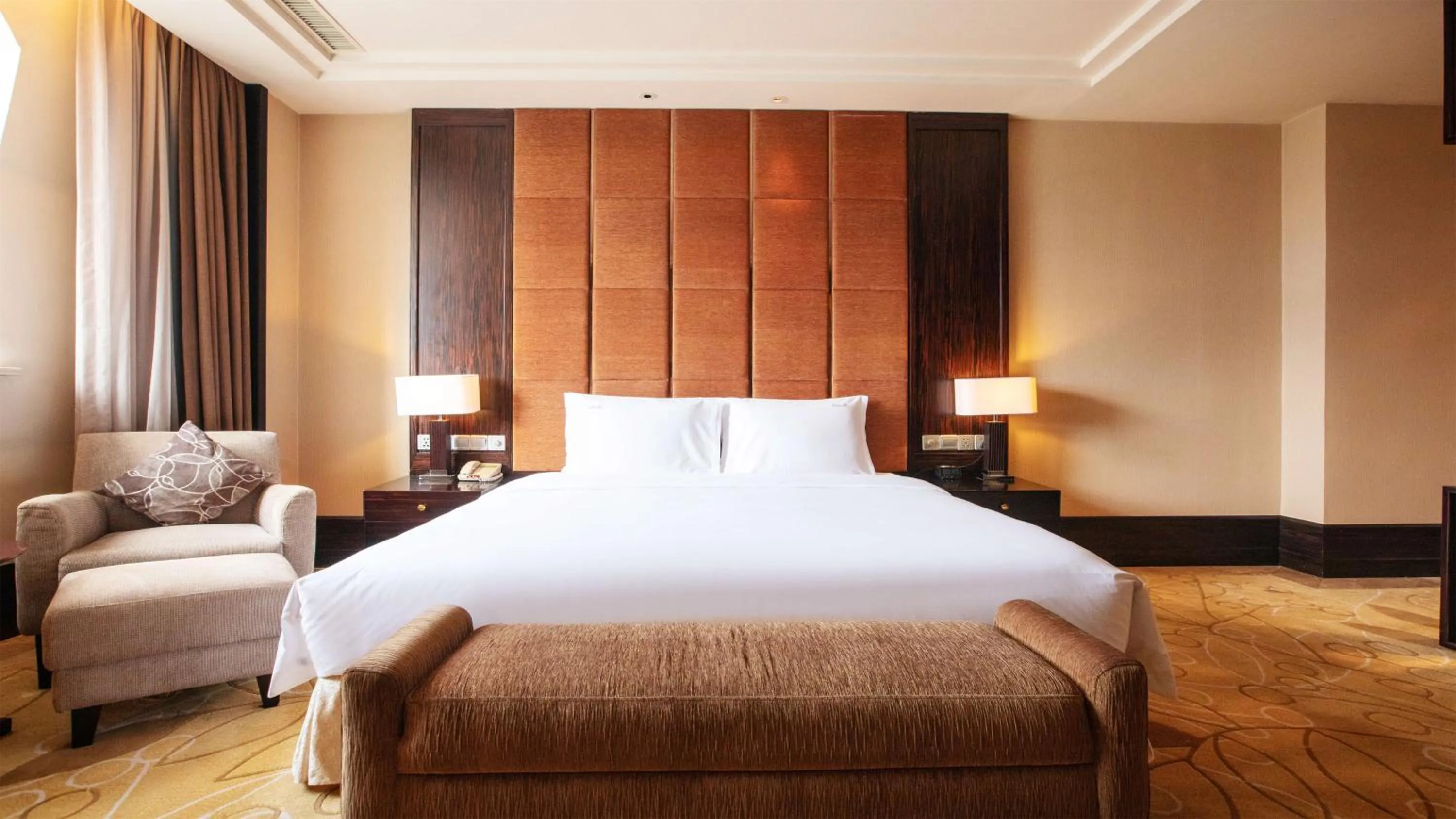 Photo of the whole room, Bed in Holiday Inn Mudanjiang by IHG