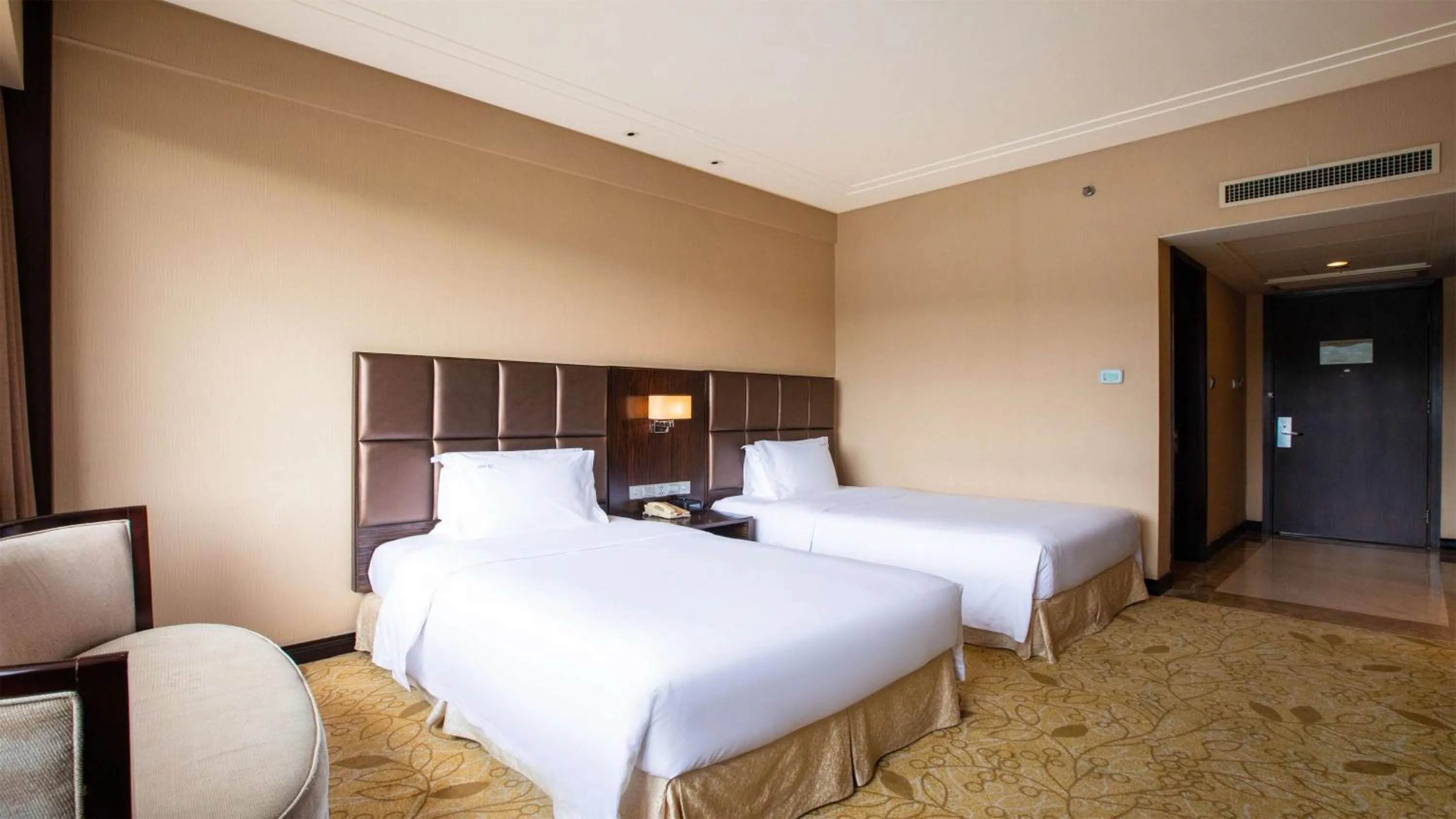 Photo of the whole room, Bed in Holiday Inn Mudanjiang by IHG