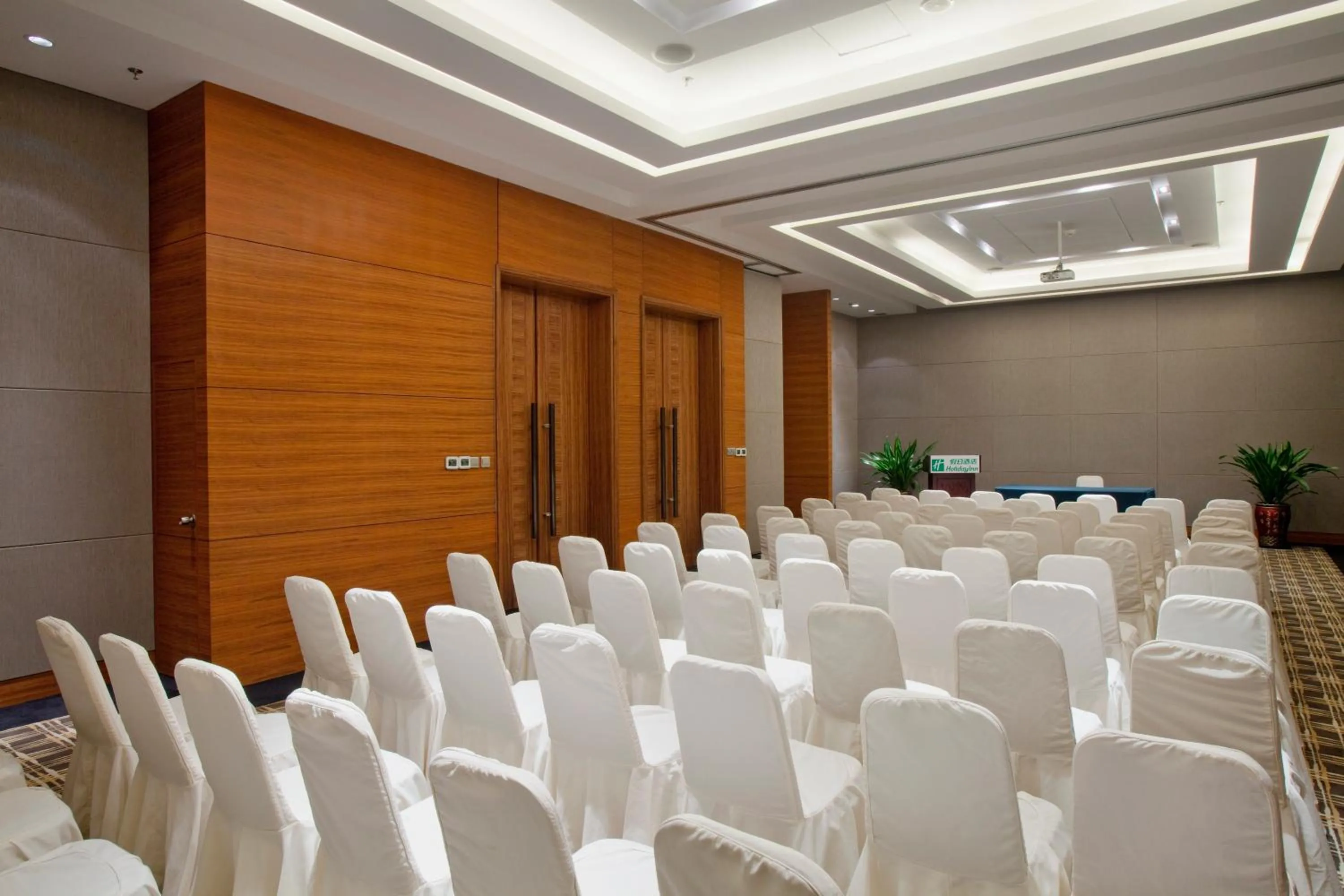 Meeting/conference room in Holiday Inn Mudanjiang by IHG