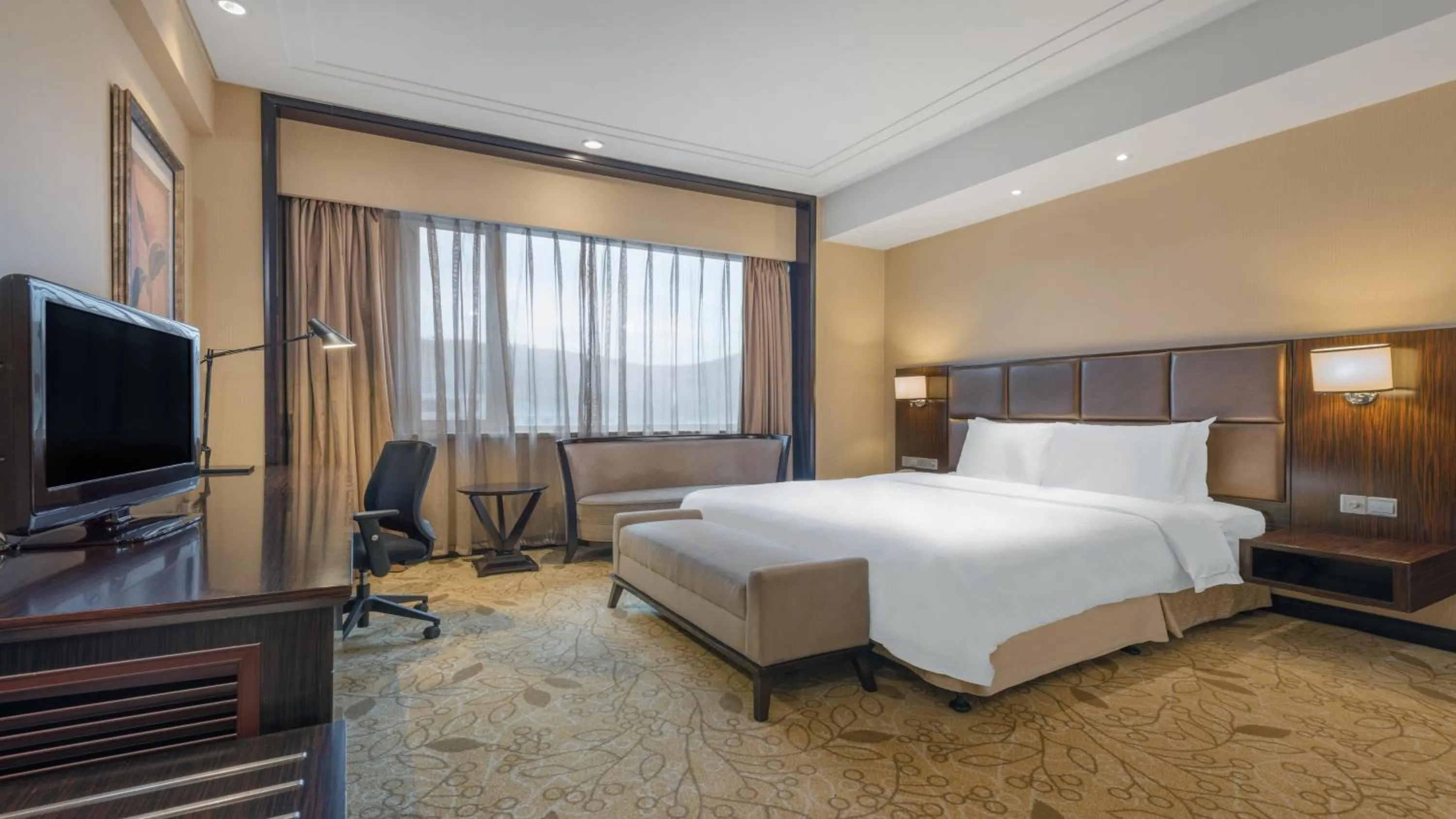 Photo of the whole room, Bed in Holiday Inn Mudanjiang by IHG