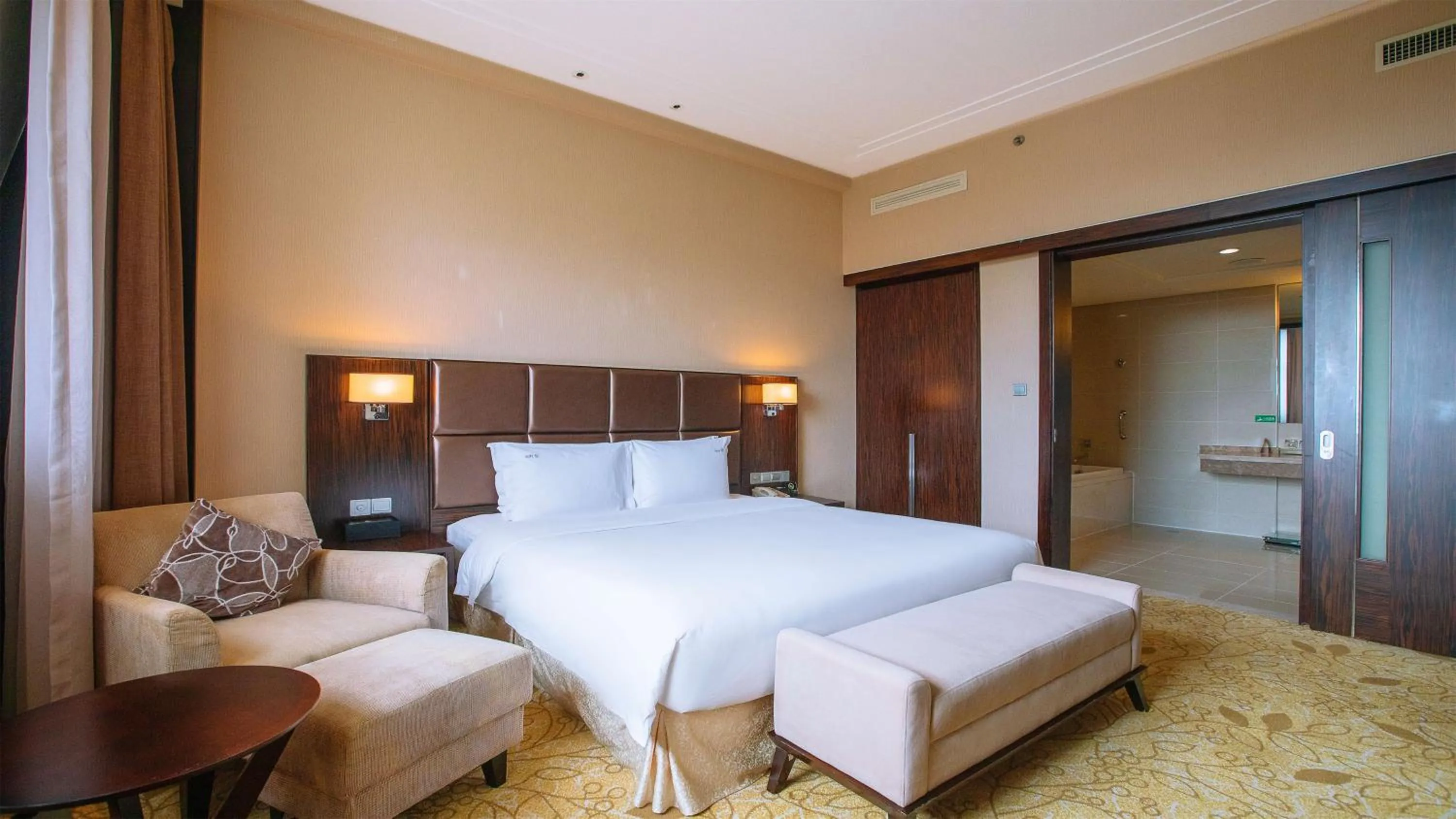 Photo of the whole room, Bed in Holiday Inn Mudanjiang by IHG