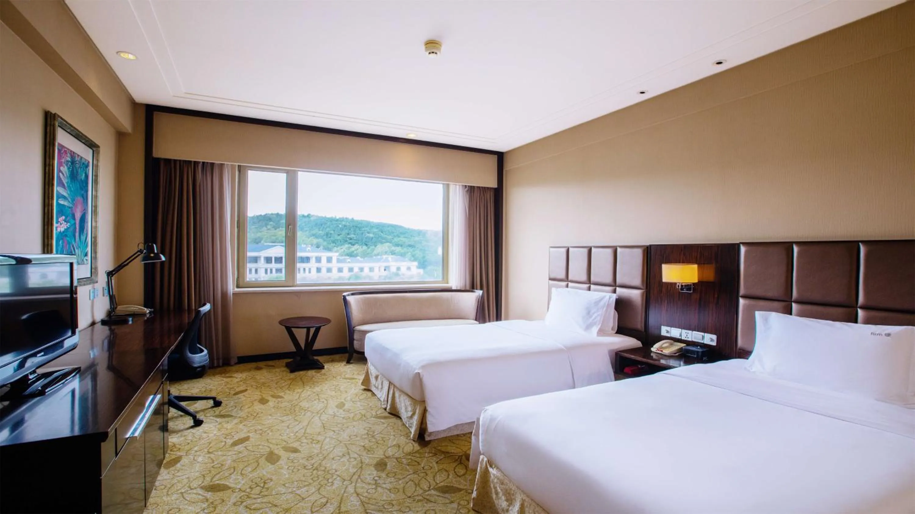 Photo of the whole room, Bed in Holiday Inn Mudanjiang by IHG