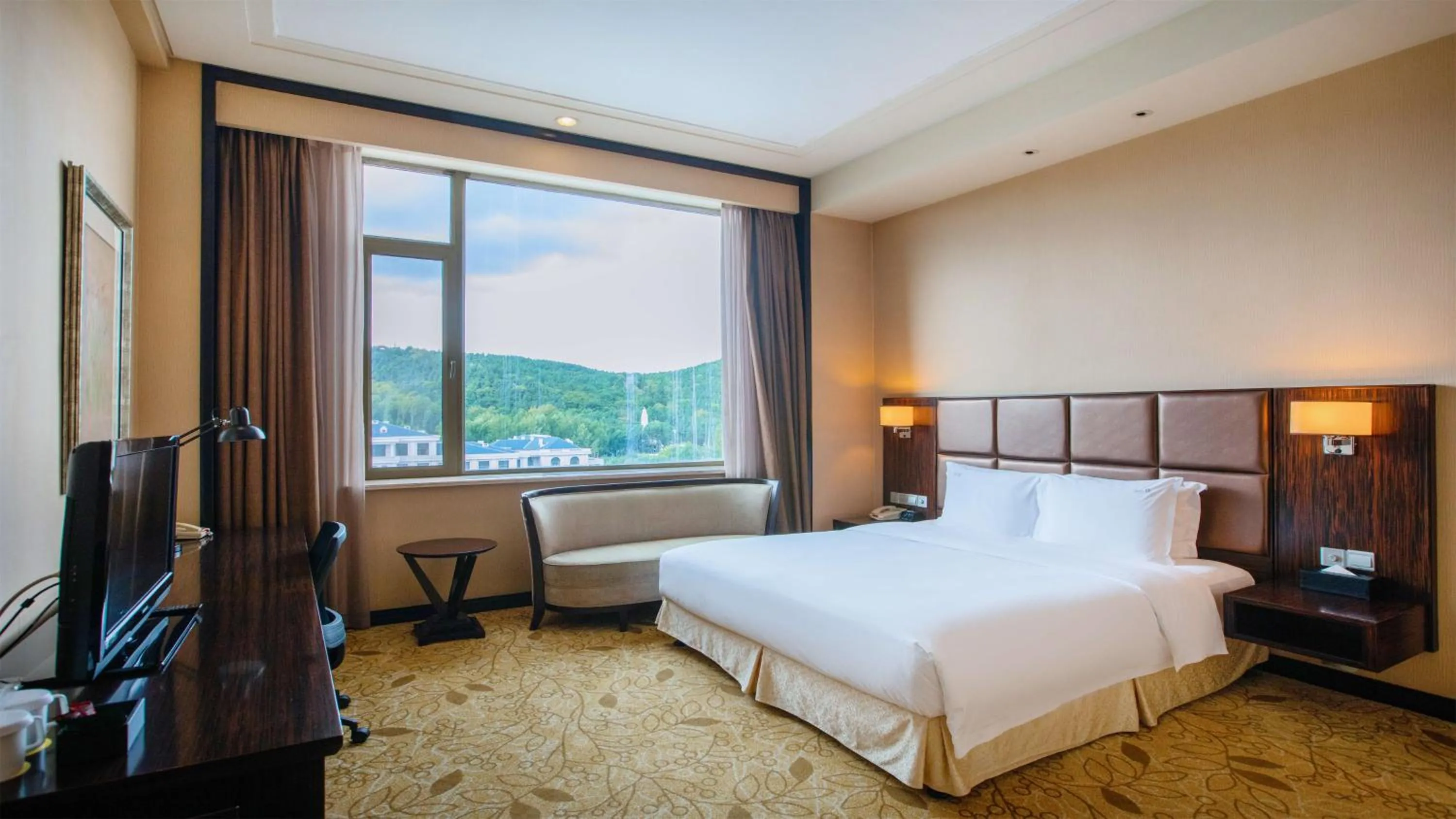 Photo of the whole room, Bed in Holiday Inn Mudanjiang by IHG