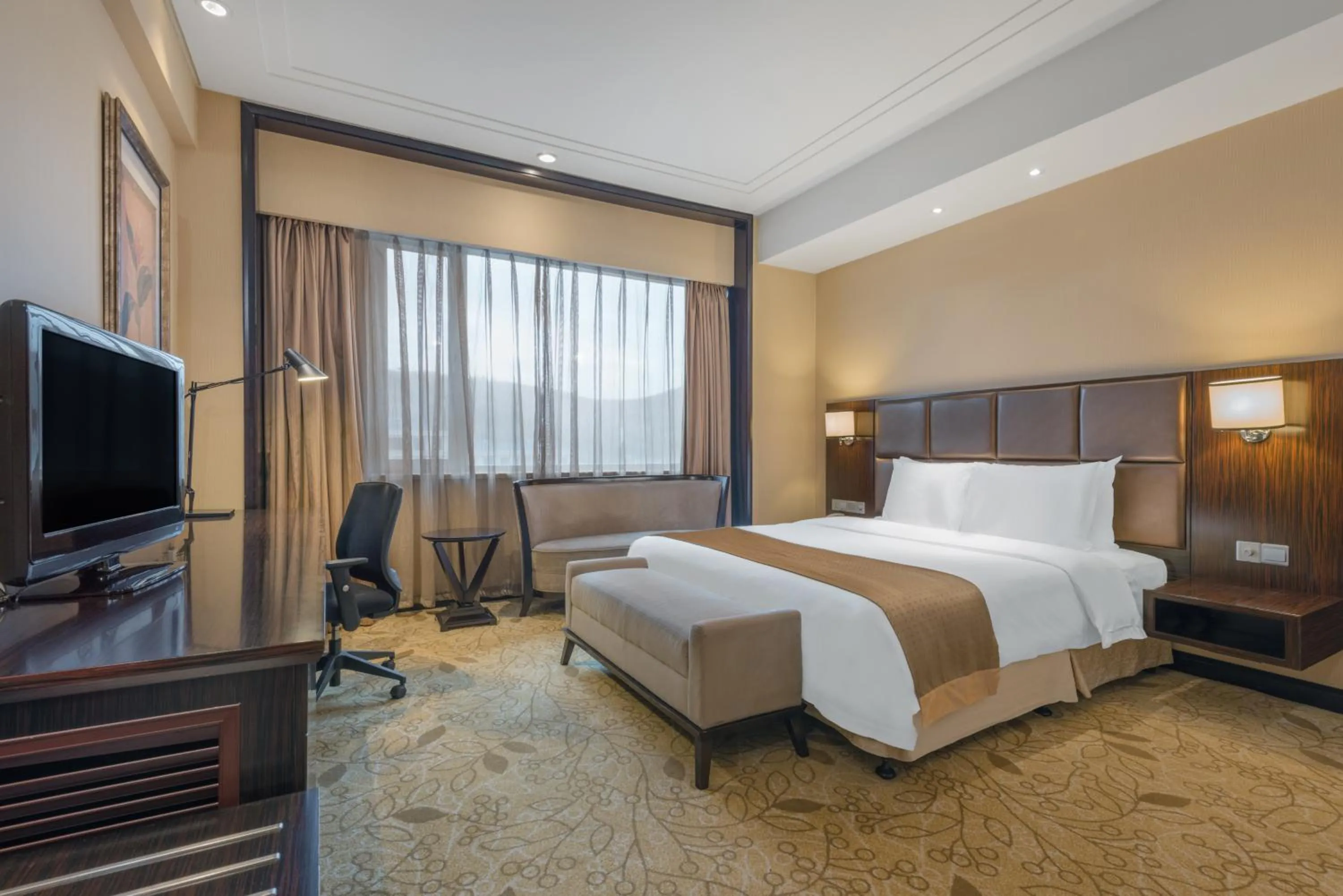 Photo of the whole room, Bed in Holiday Inn Mudanjiang by IHG
