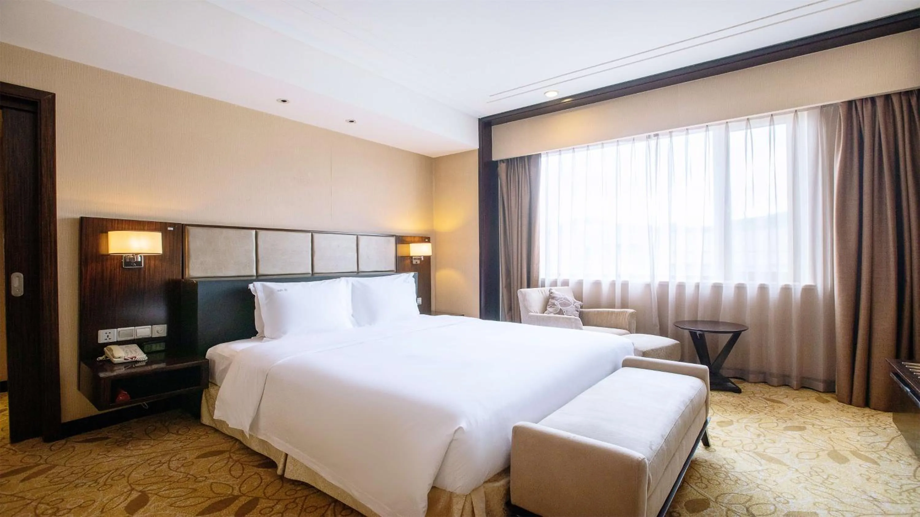 Photo of the whole room, Bed in Holiday Inn Mudanjiang by IHG