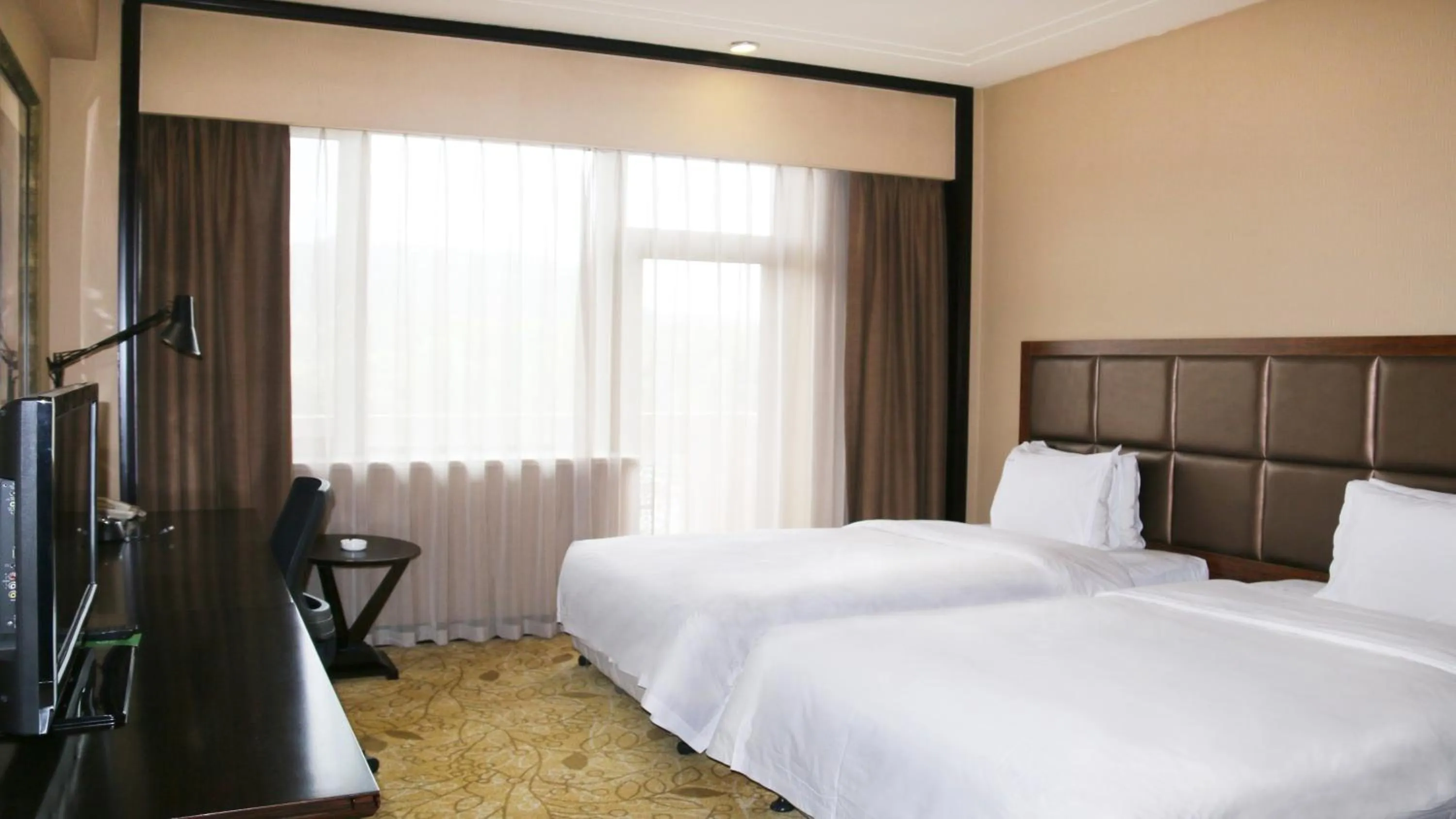 Photo of the whole room, Bed in Holiday Inn Mudanjiang by IHG