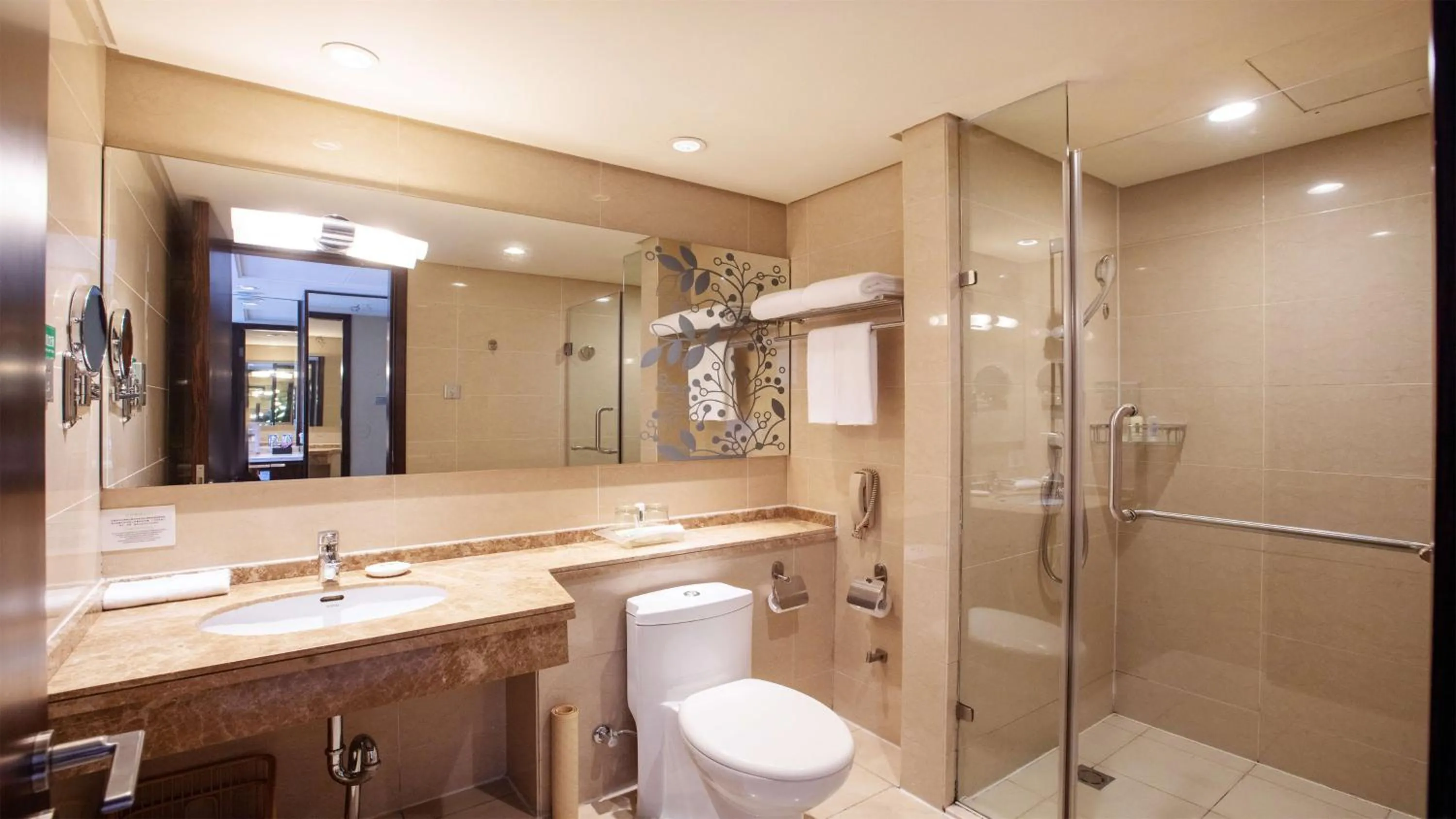 Photo of the whole room in Holiday Inn Mudanjiang by IHG