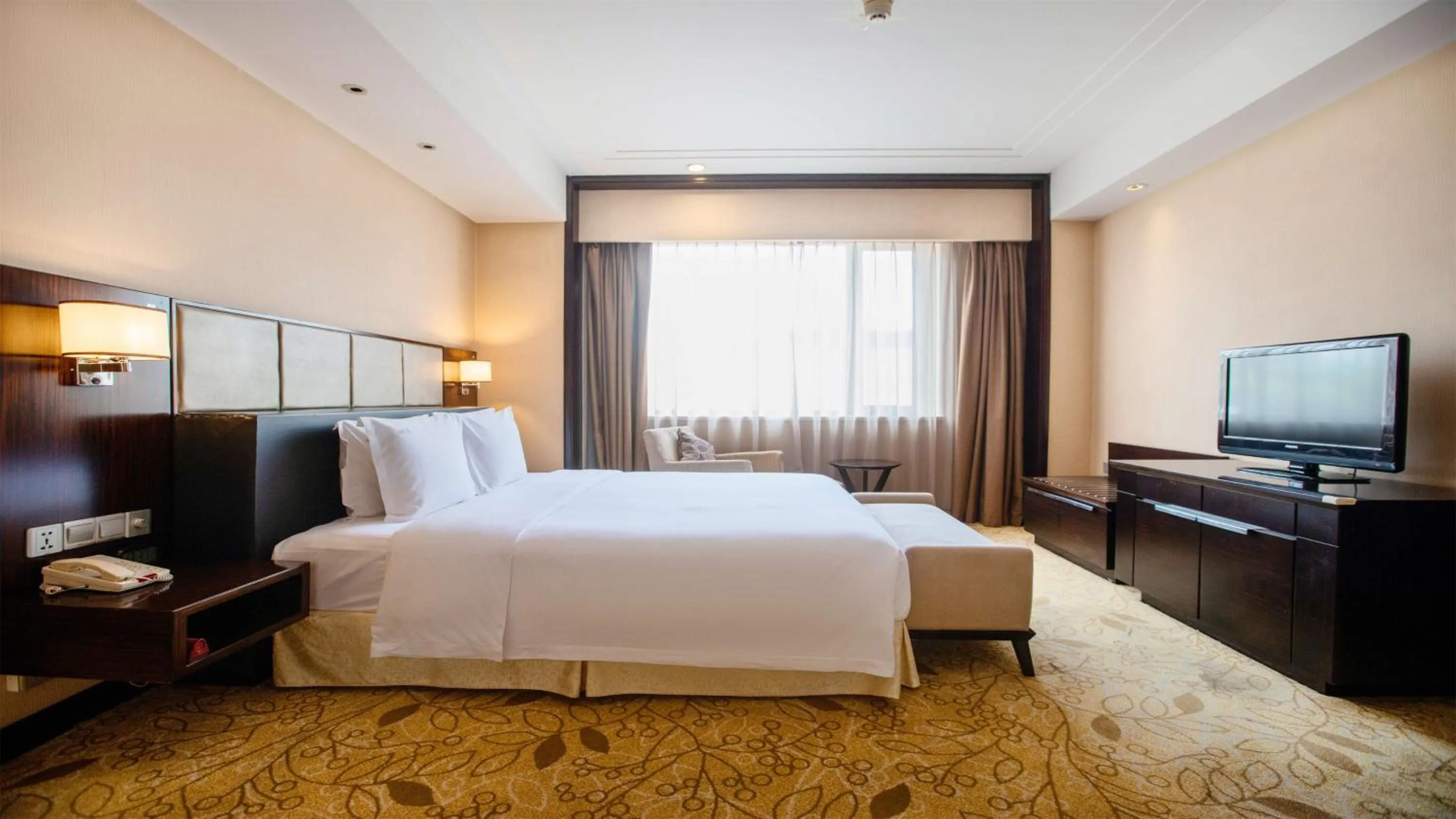 Photo of the whole room, Bed in Holiday Inn Mudanjiang by IHG