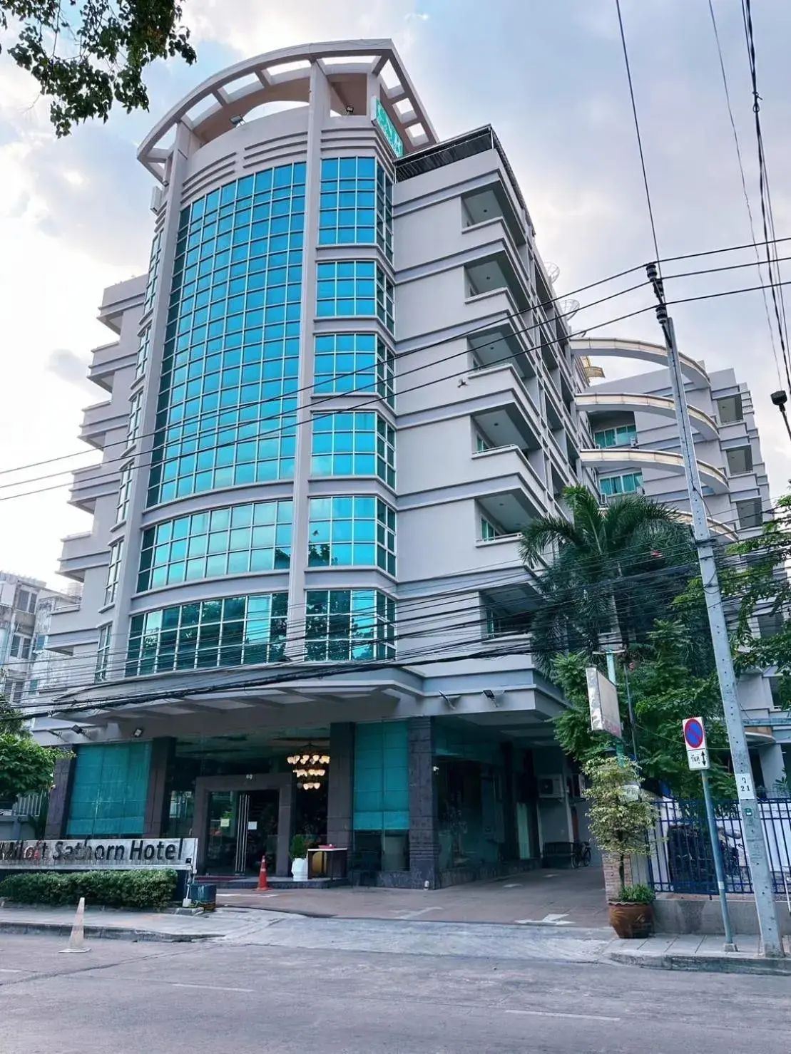Property building in Miloft Sathorn Hotel - SHA Plus Certified Property building in Miloft Sathorn Hotel - SHA Plus Certified