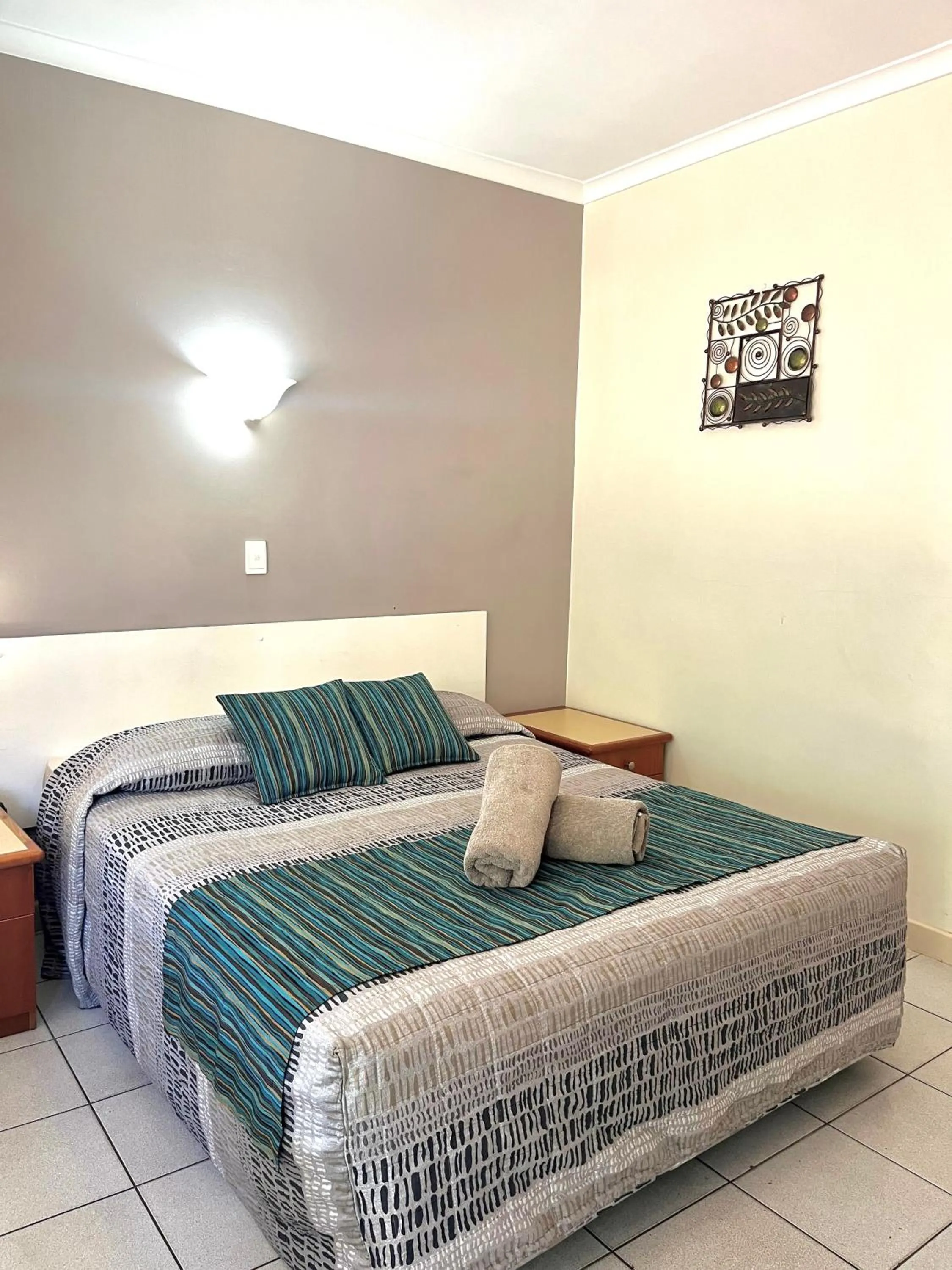 Budget Queen Room in Elkira Court Motel