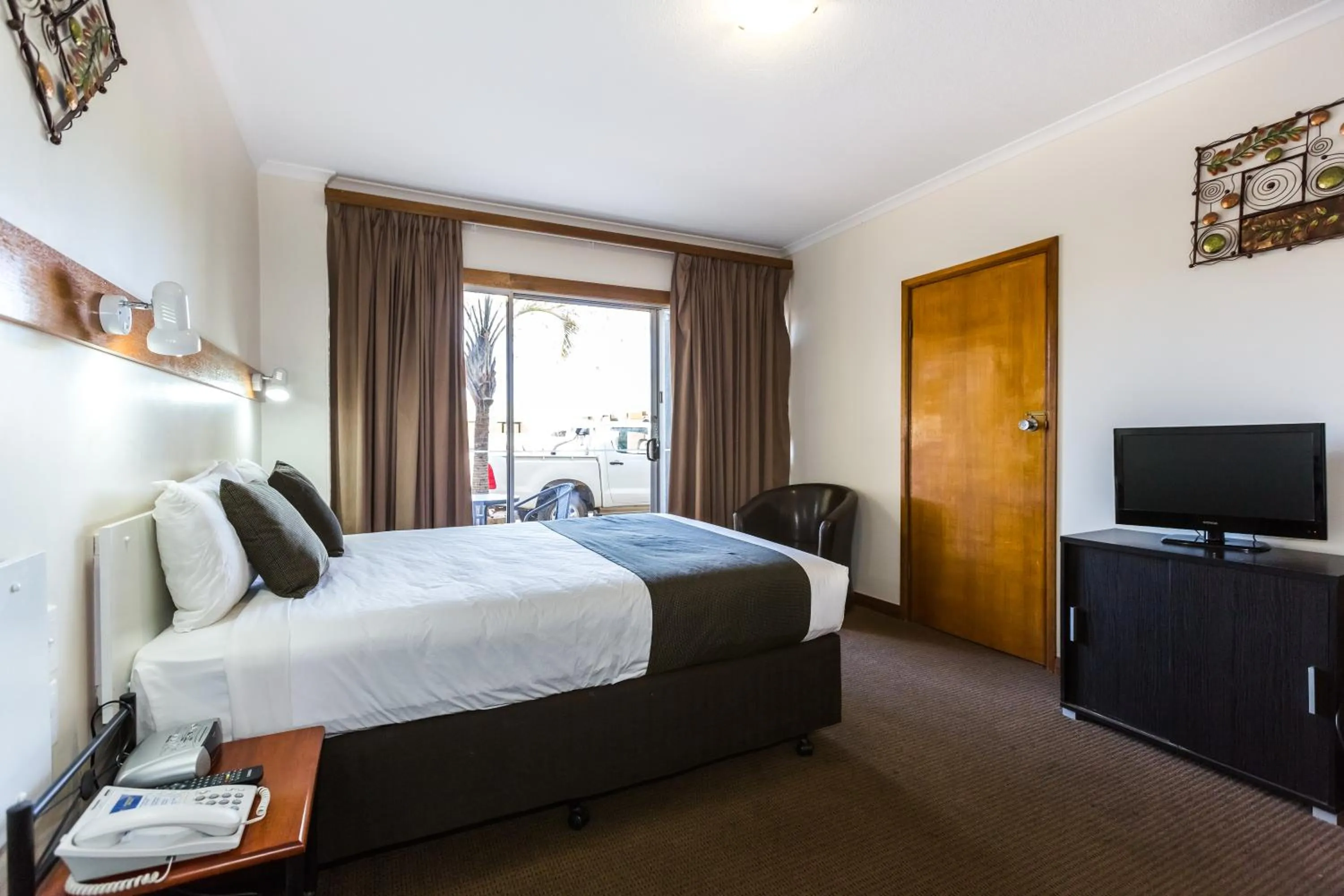 Bed in Elkira Court Motel