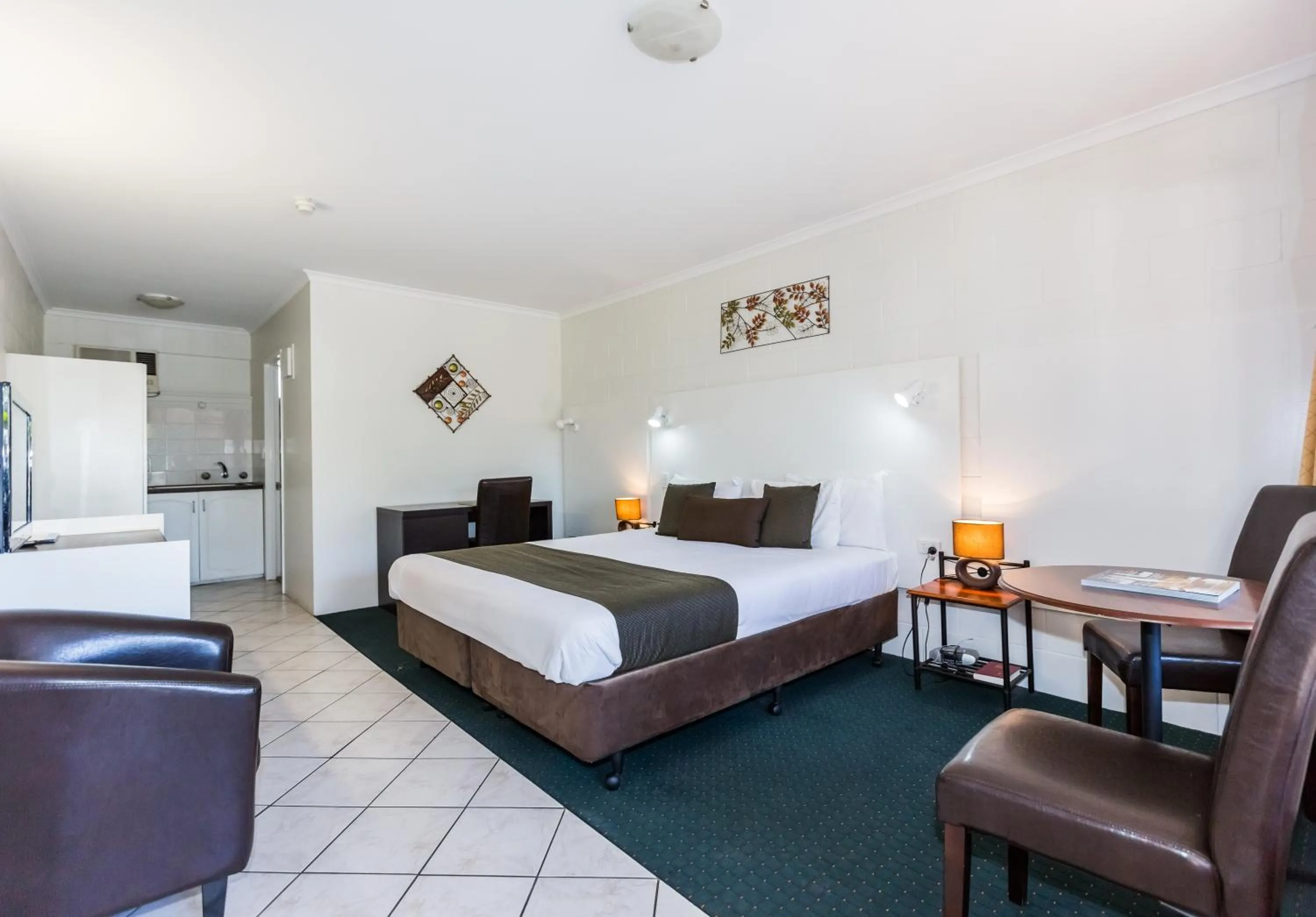 Bed in Elkira Court Motel