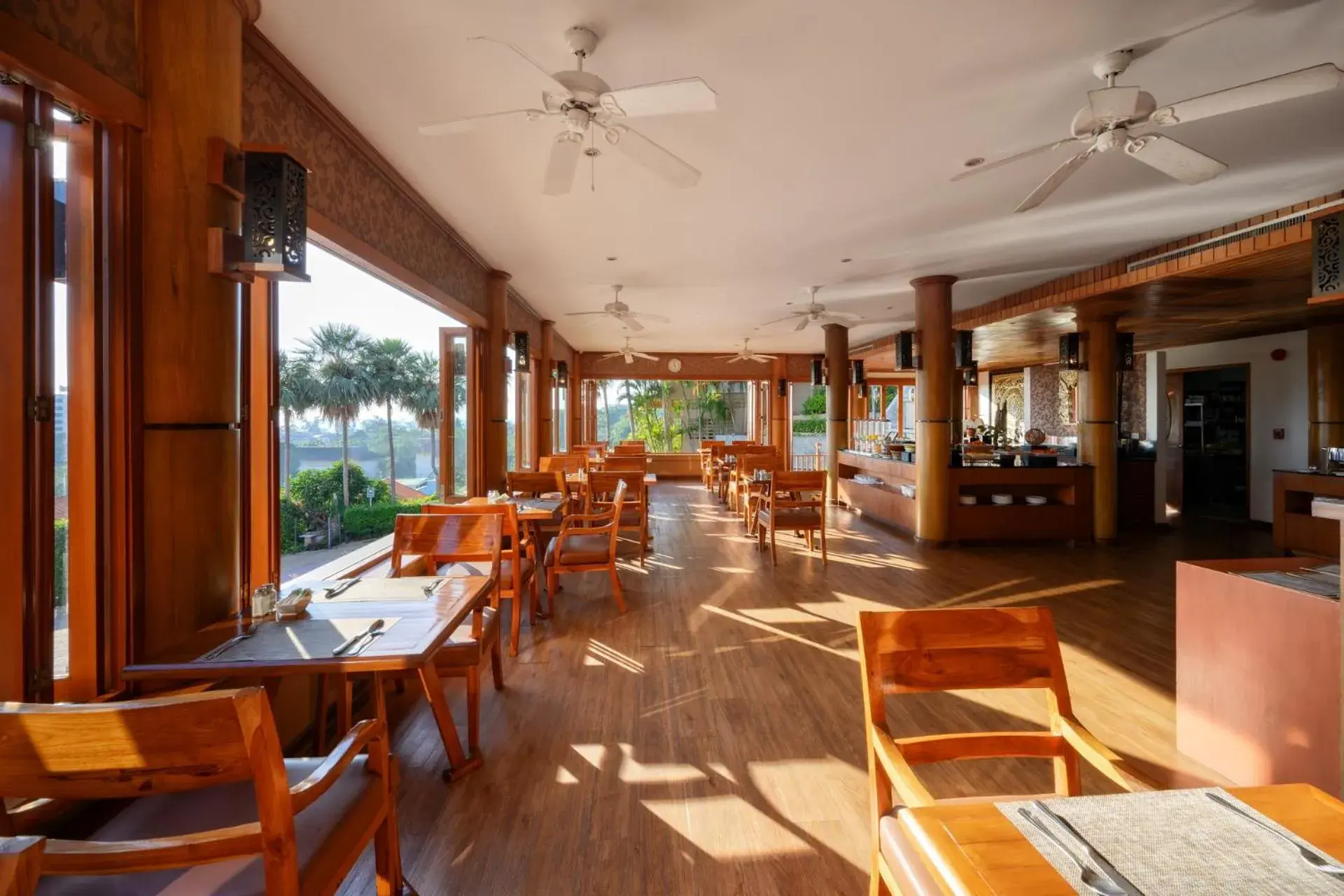 Restaurant/places to eat in Karon Phunaka Resort Restaurant/places to eat in Karon Phunaka Resort