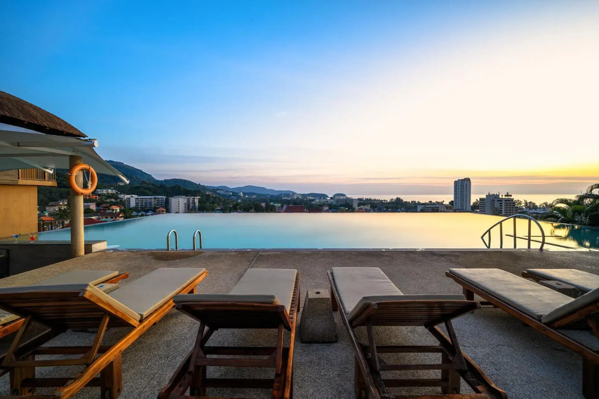 Swimming pool in Karon Phunaka Resort Swimming pool in Karon Phunaka Resort