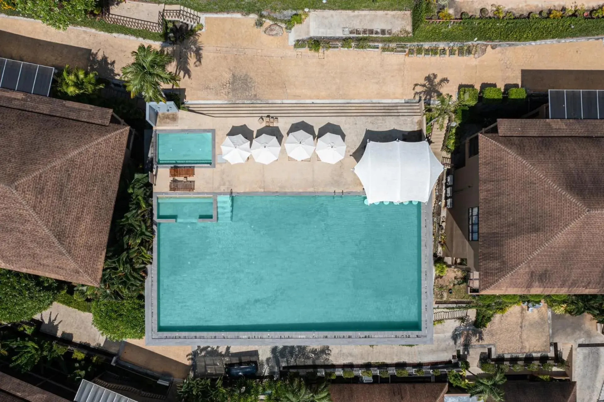 Swimming pool in Karon Phunaka Resort Swimming pool in Karon Phunaka Resort