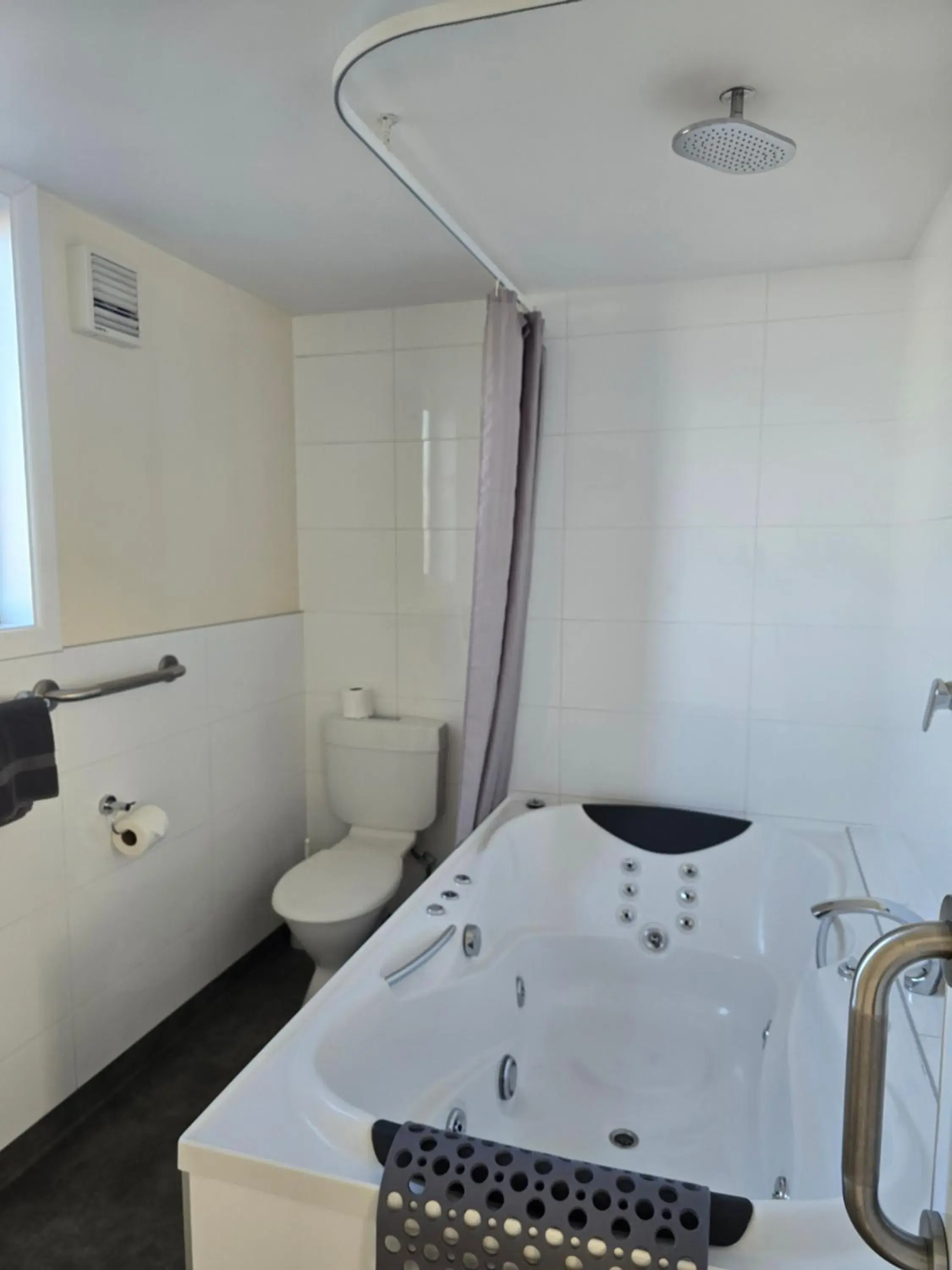 Bed in Monarch Motel Bed in Monarch Motel