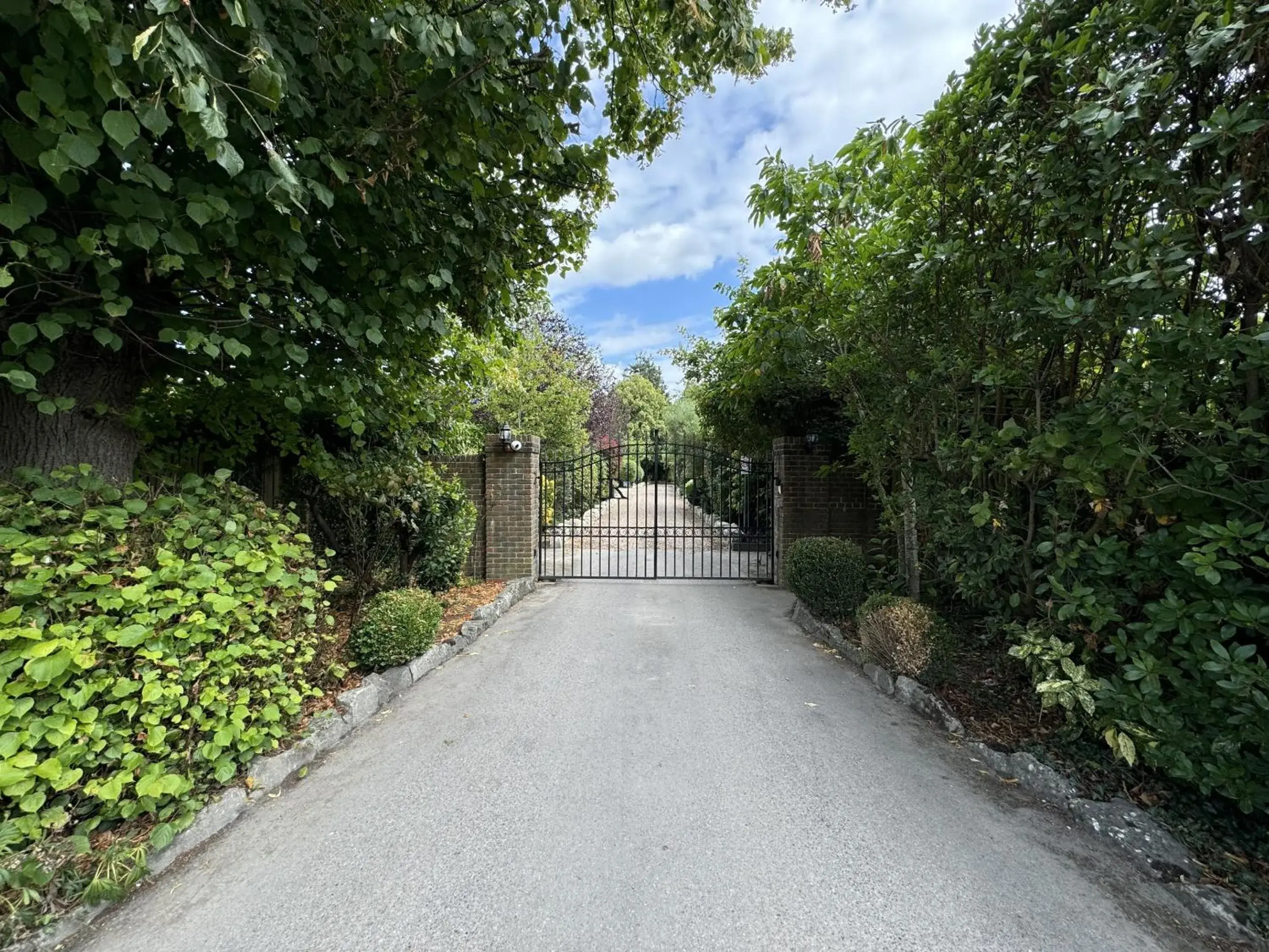 Facade/entrance in Hookwood Lodge London Gatwick Facade/entrance in Hookwood Lodge London Gatwick
