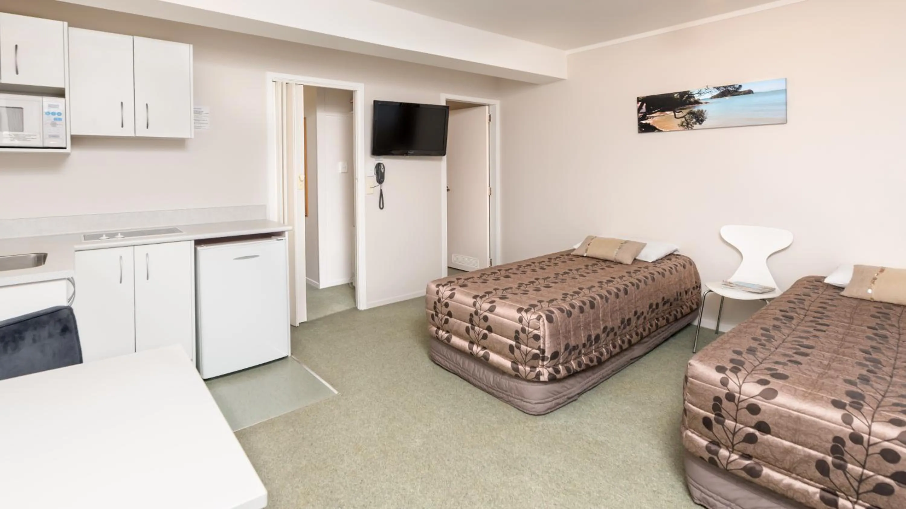 Kitchen or kitchenette, Bed in Outrigger Motel