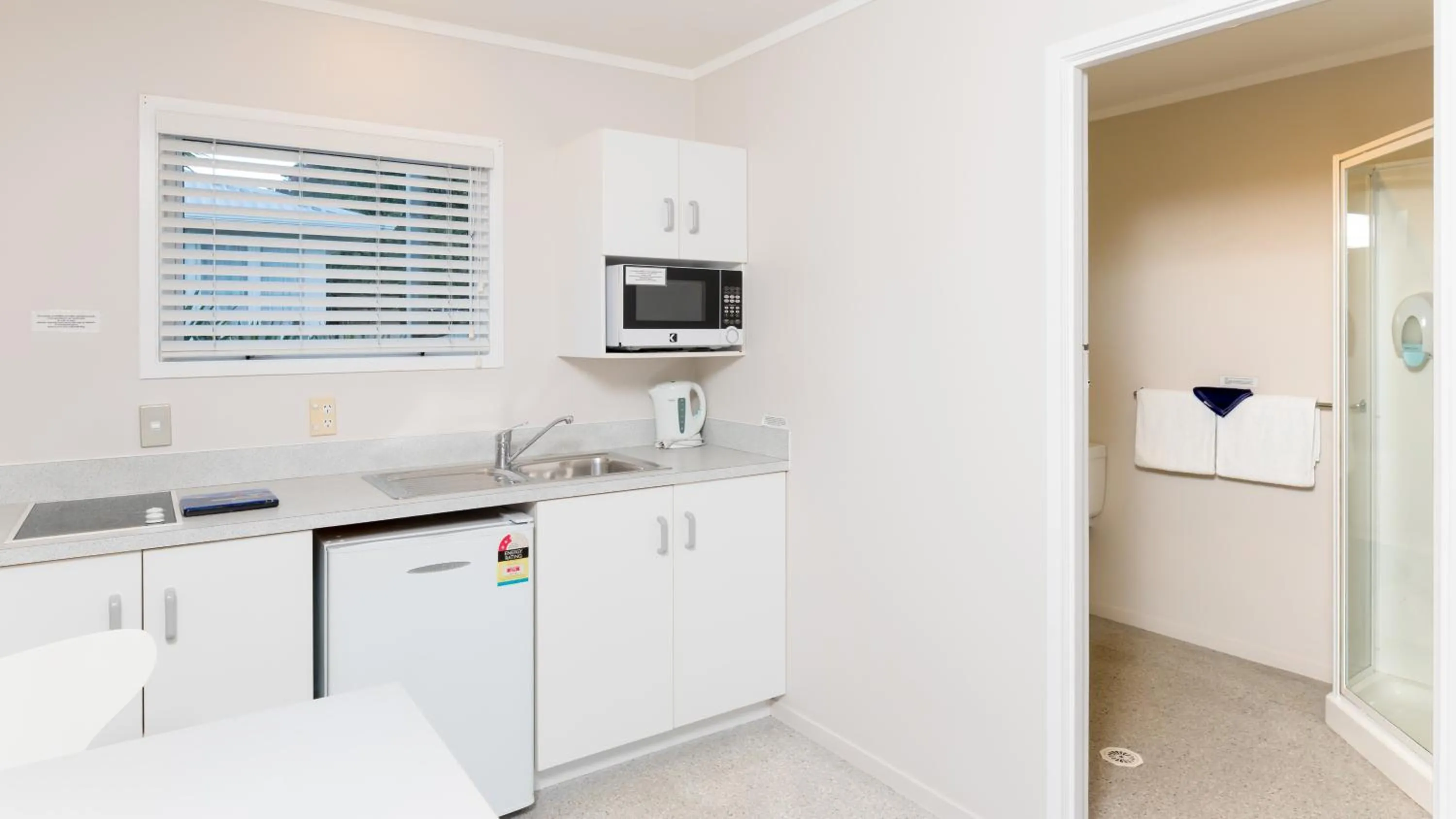 Kitchen or kitchenette in Outrigger Motel