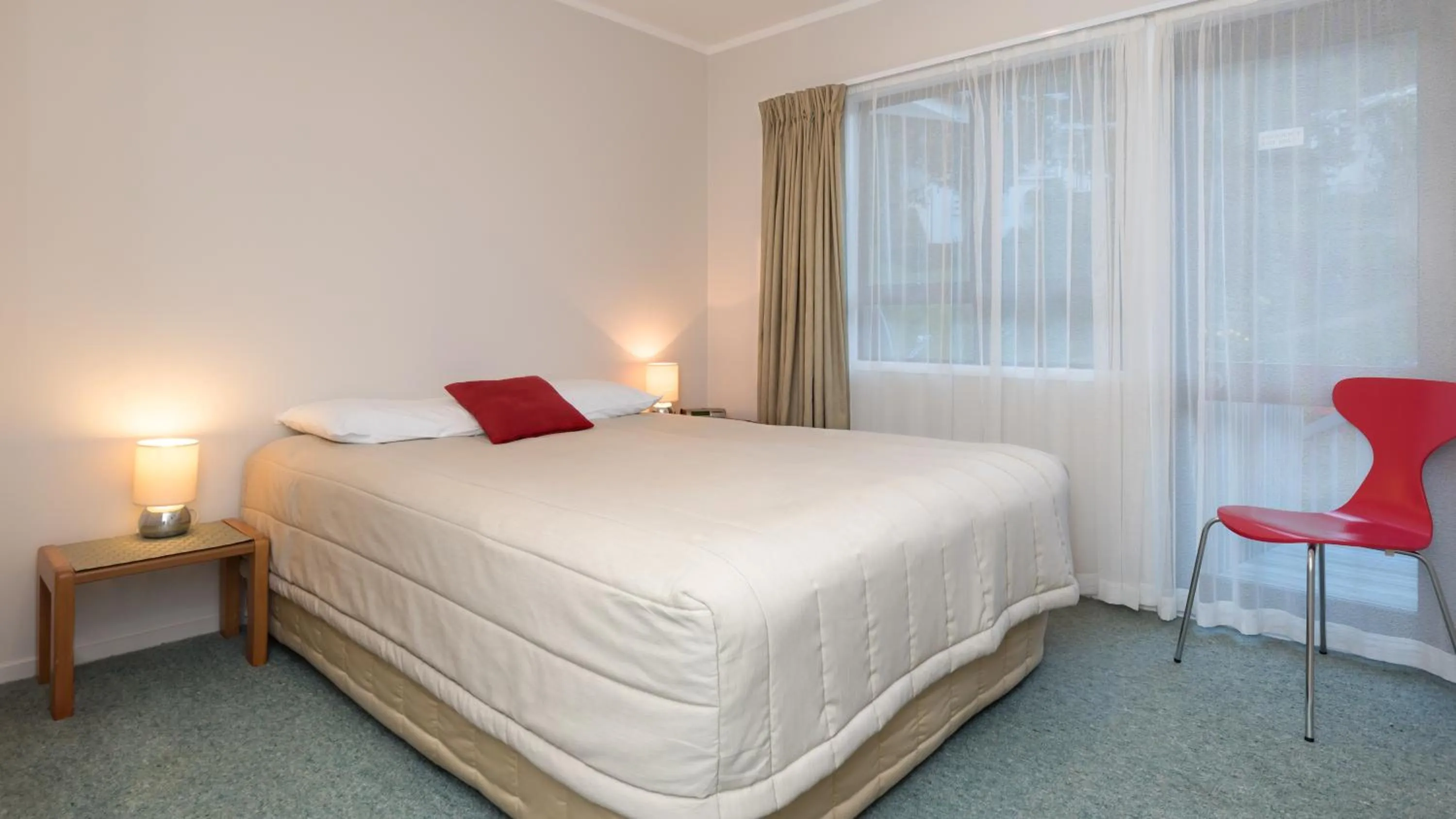 Bedroom, Bed in Outrigger Motel