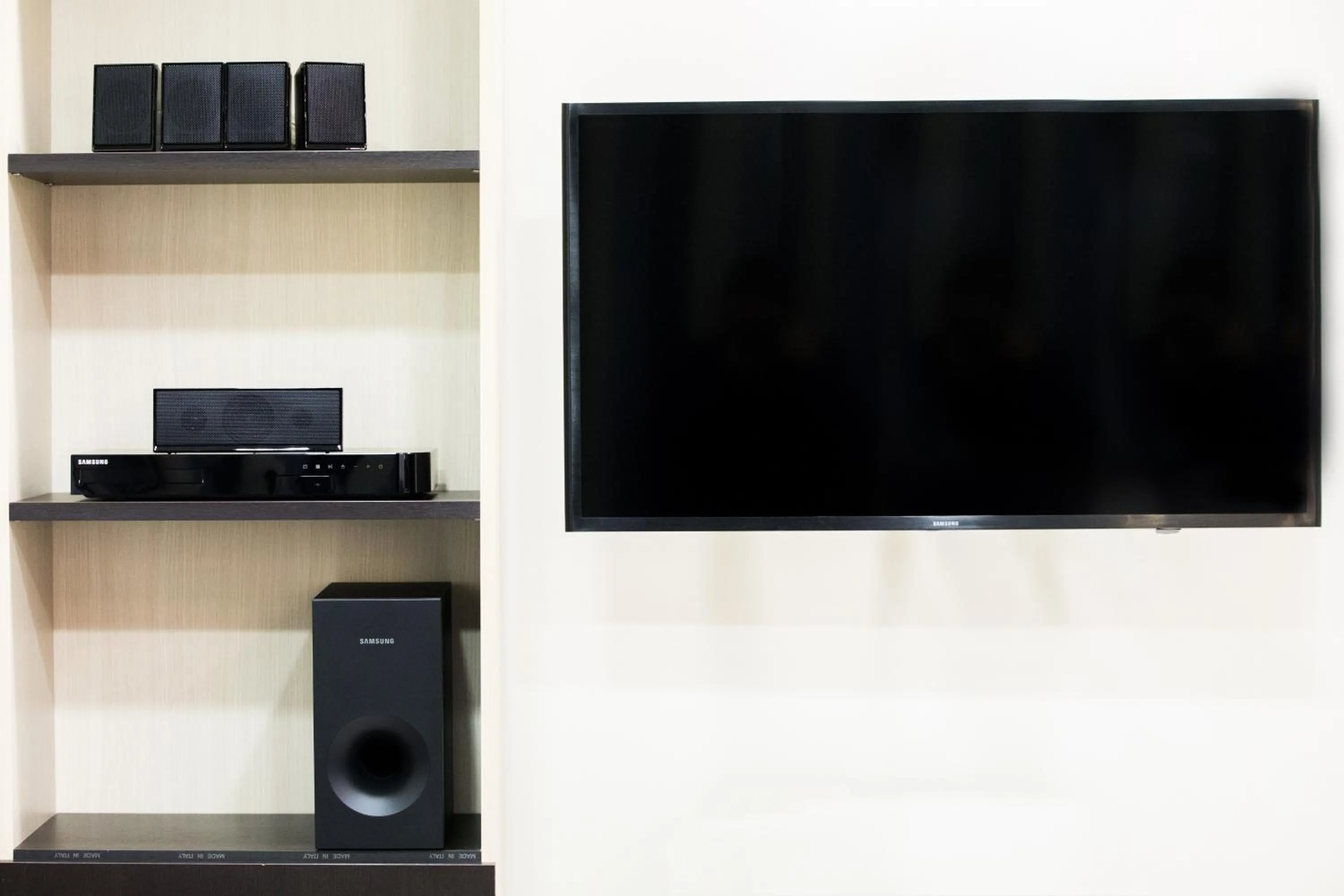 TV and multimedia in Rhodes Central Suite