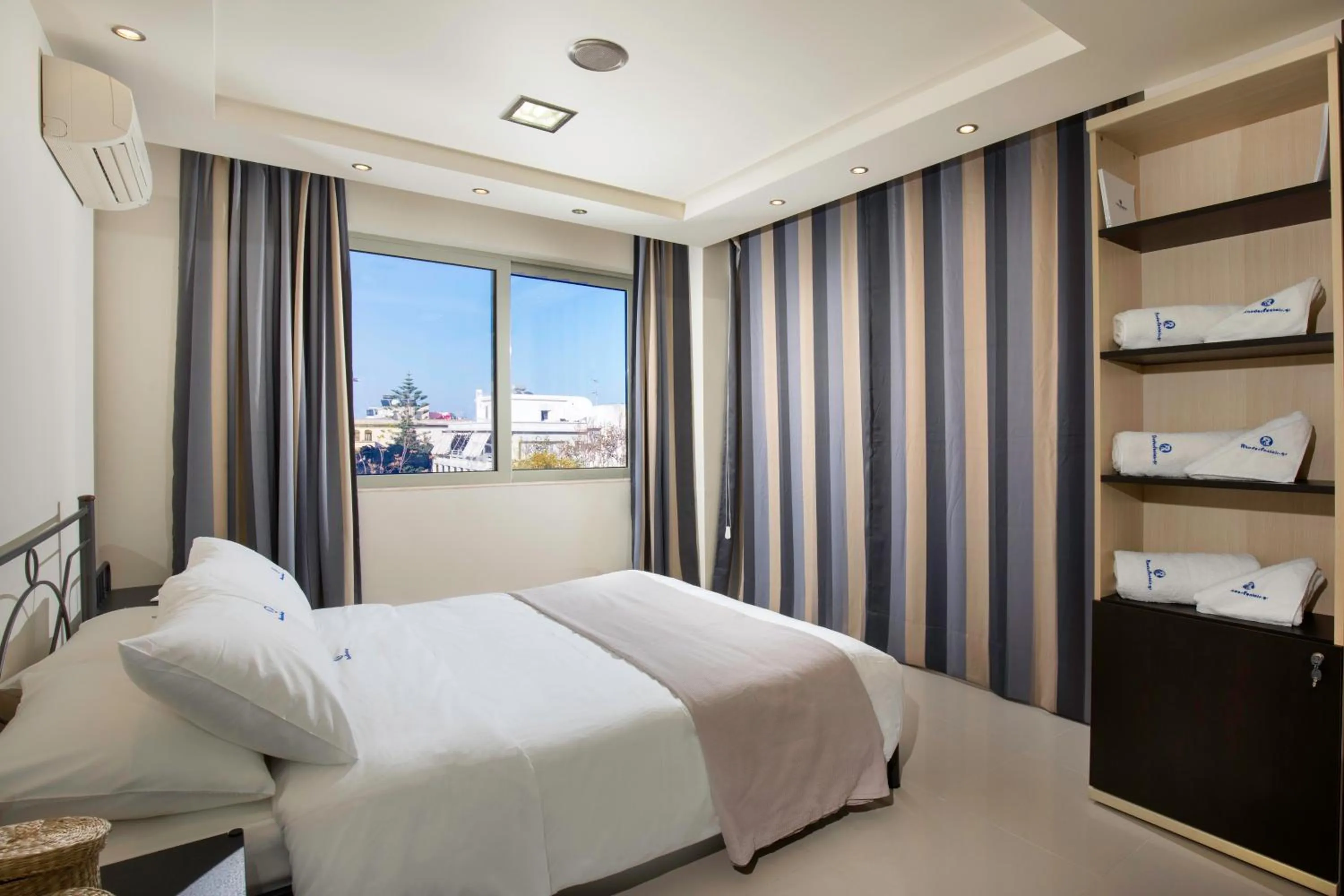 Bedroom, Bed in Rhodes Central Suite