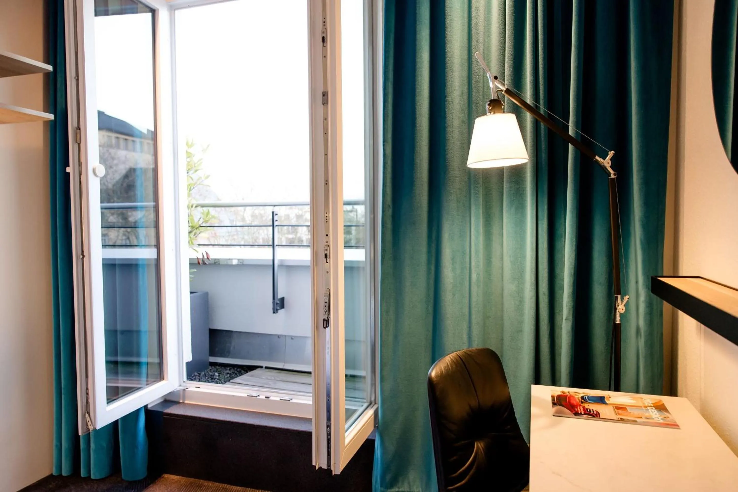 Balcony/Terrace, Bed in Motel One Saarbrücken