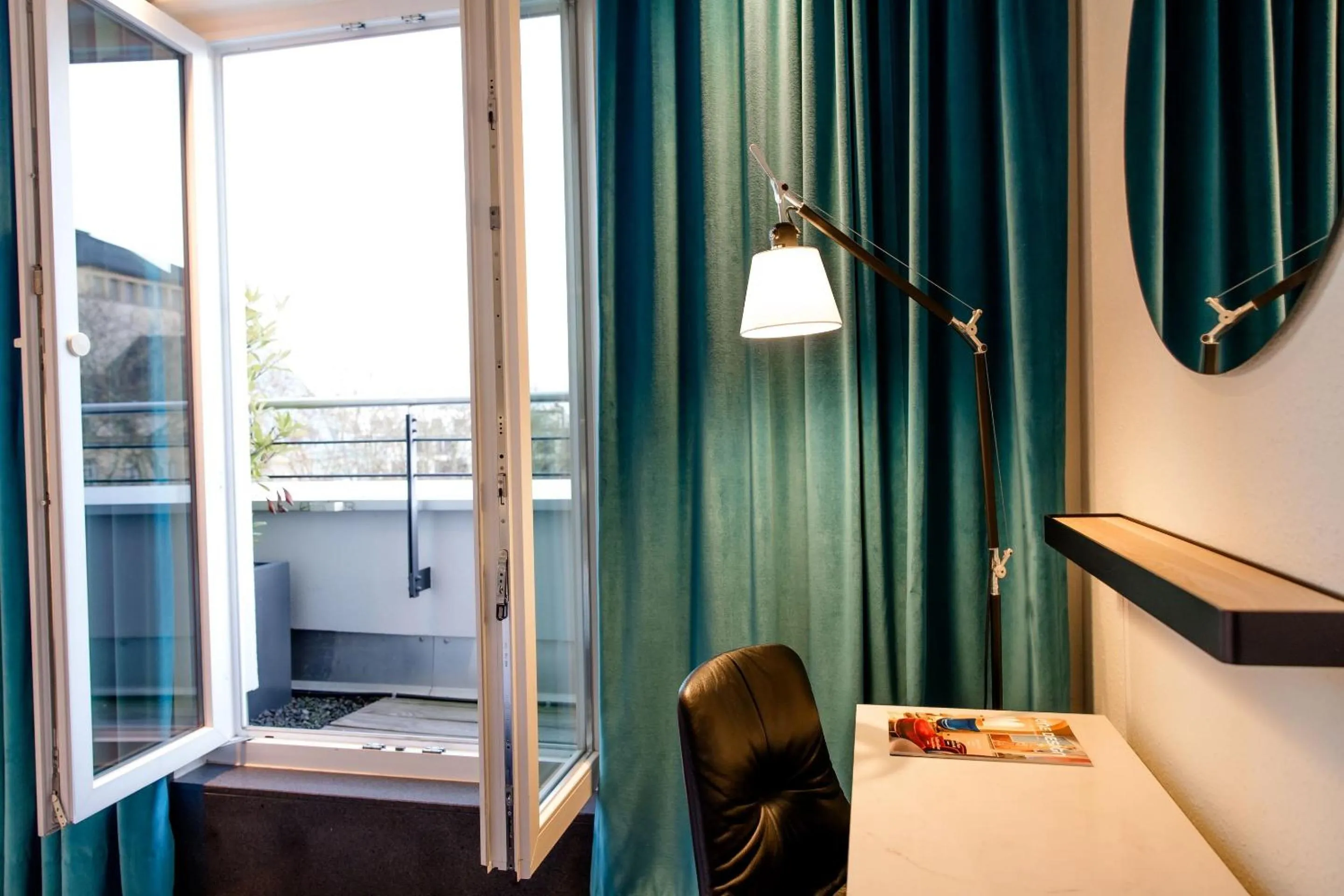 Photo of the whole room, Bed in Motel One Saarbrücken