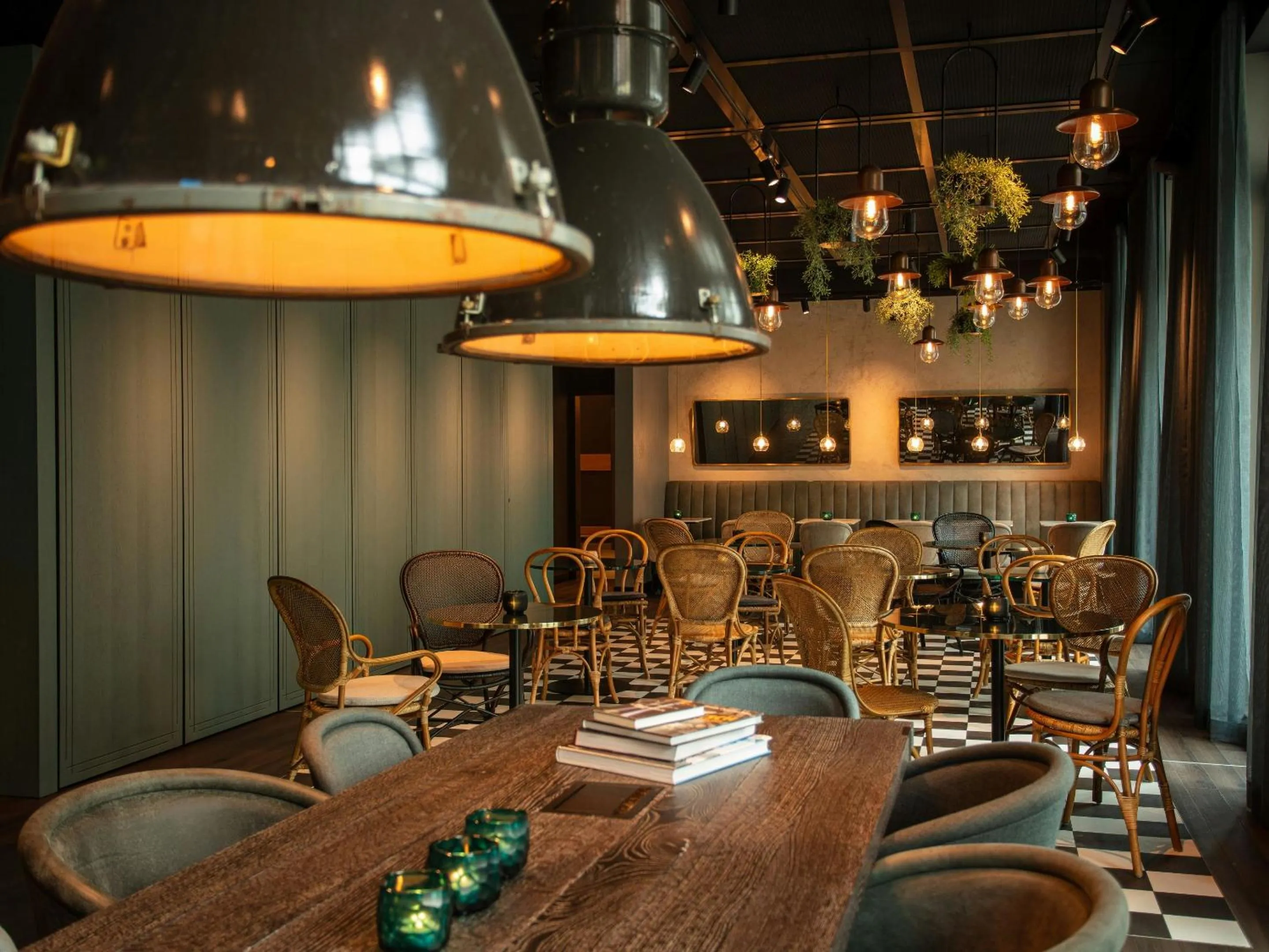 Lounge or bar in Motel One Saarbrücken